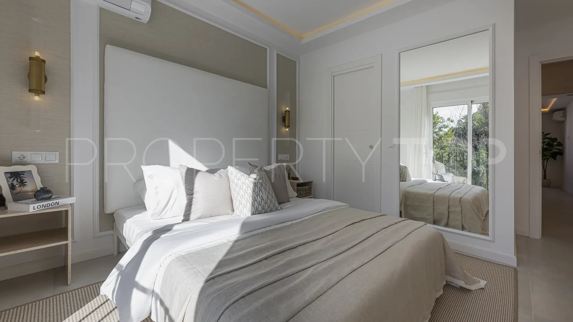 For sale 4 bedrooms town house in Nueva Andalucia