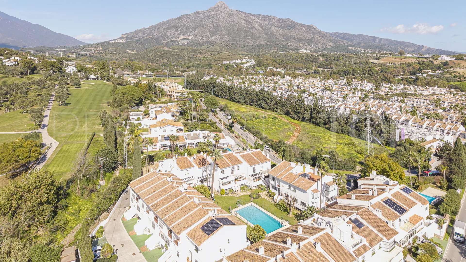 For sale 4 bedrooms town house in Nueva Andalucia