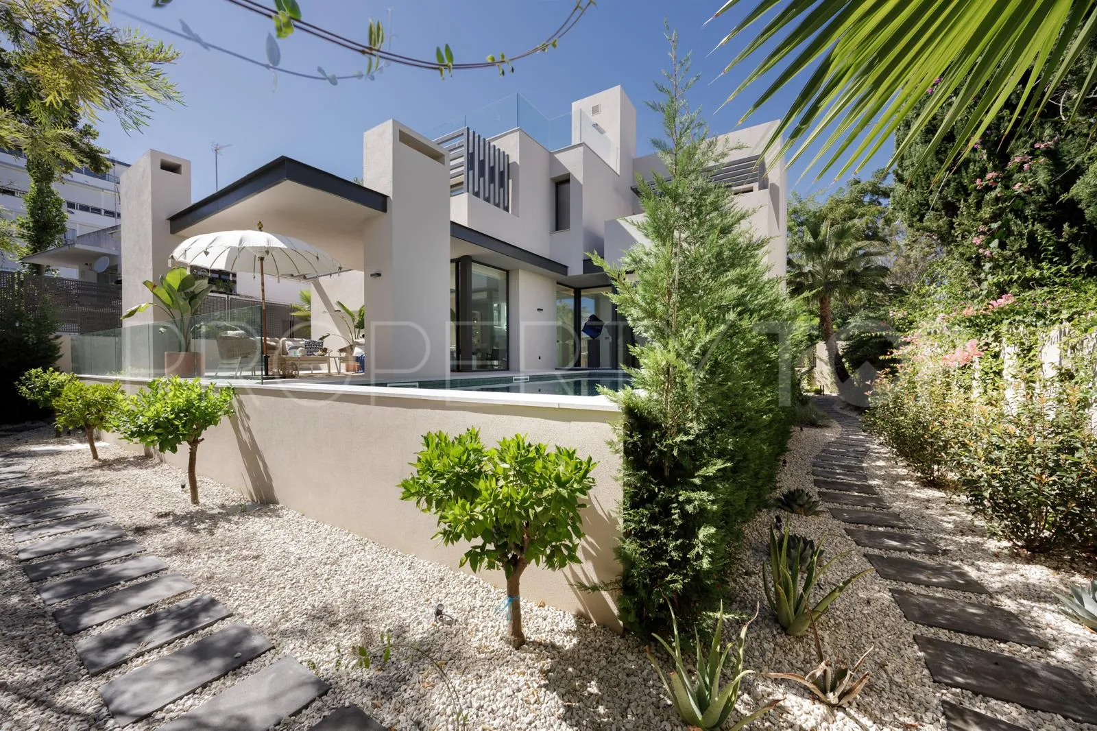 Se vende villa con 5 dormitorios en Rio Verde Playa