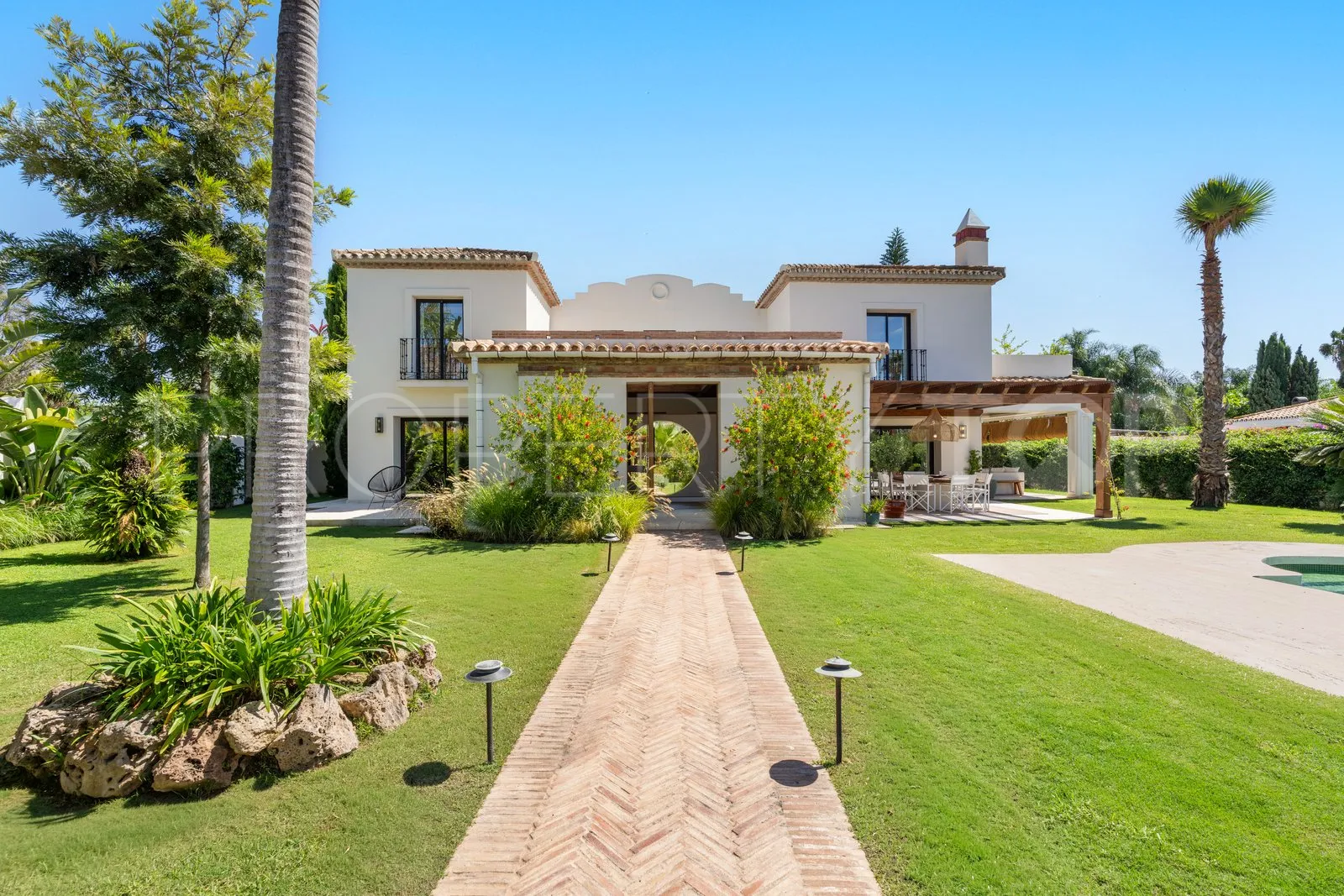 Comprar villa con 6 dormitorios en Casasola