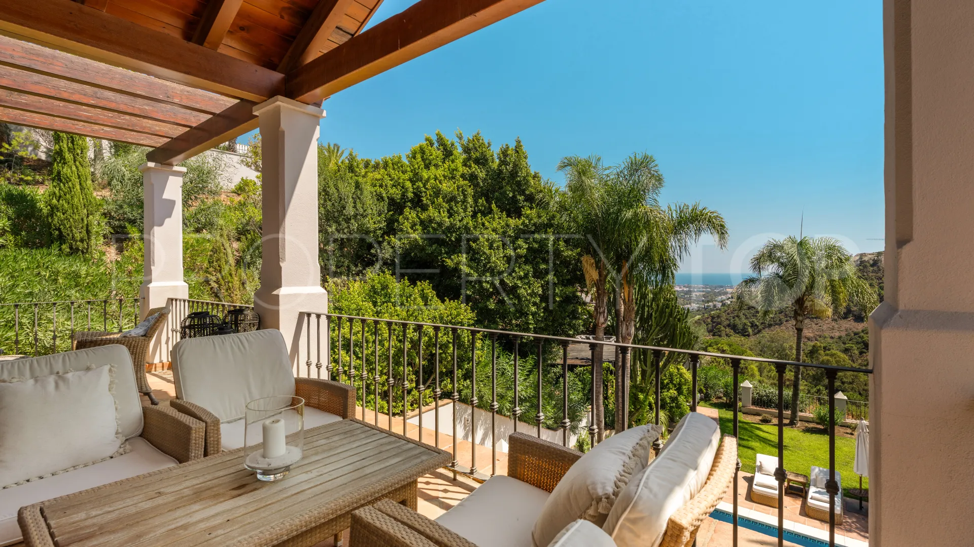 Buy villa in El Madroñal with 4 bedrooms