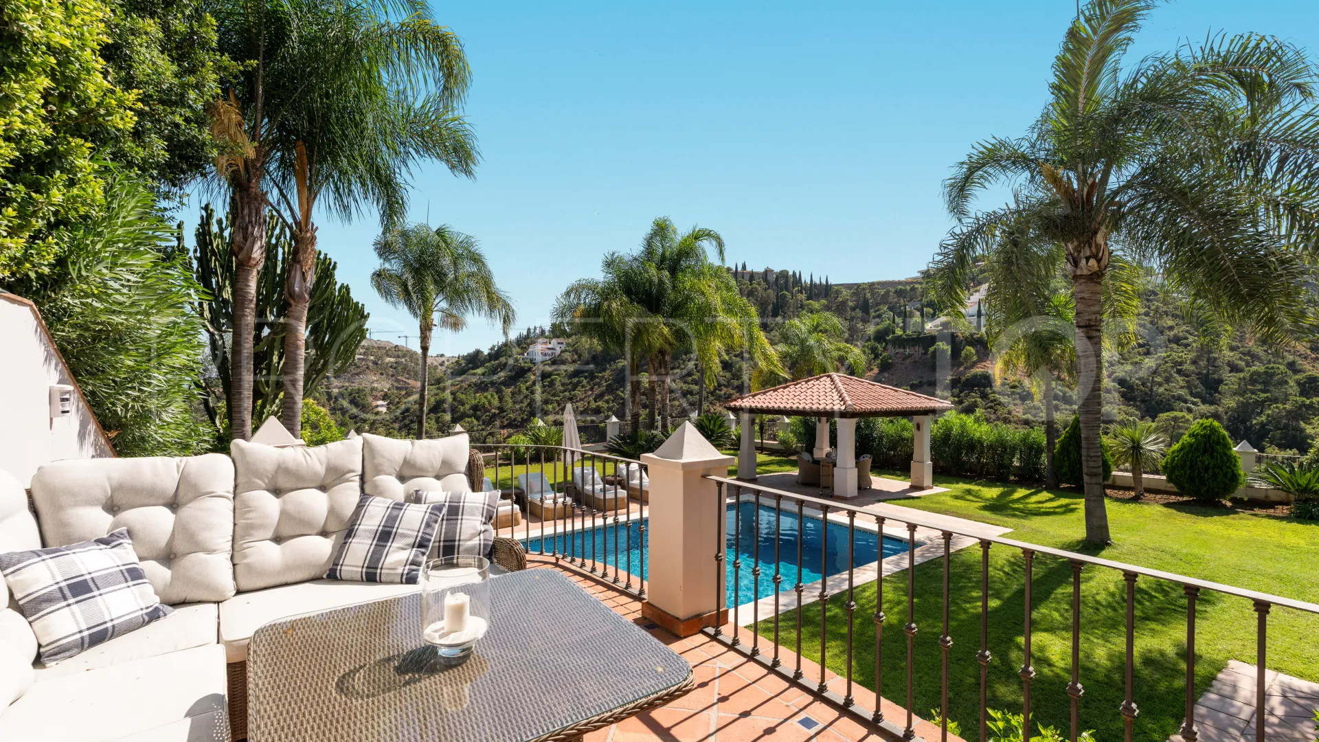 Buy villa in El Madroñal with 4 bedrooms
