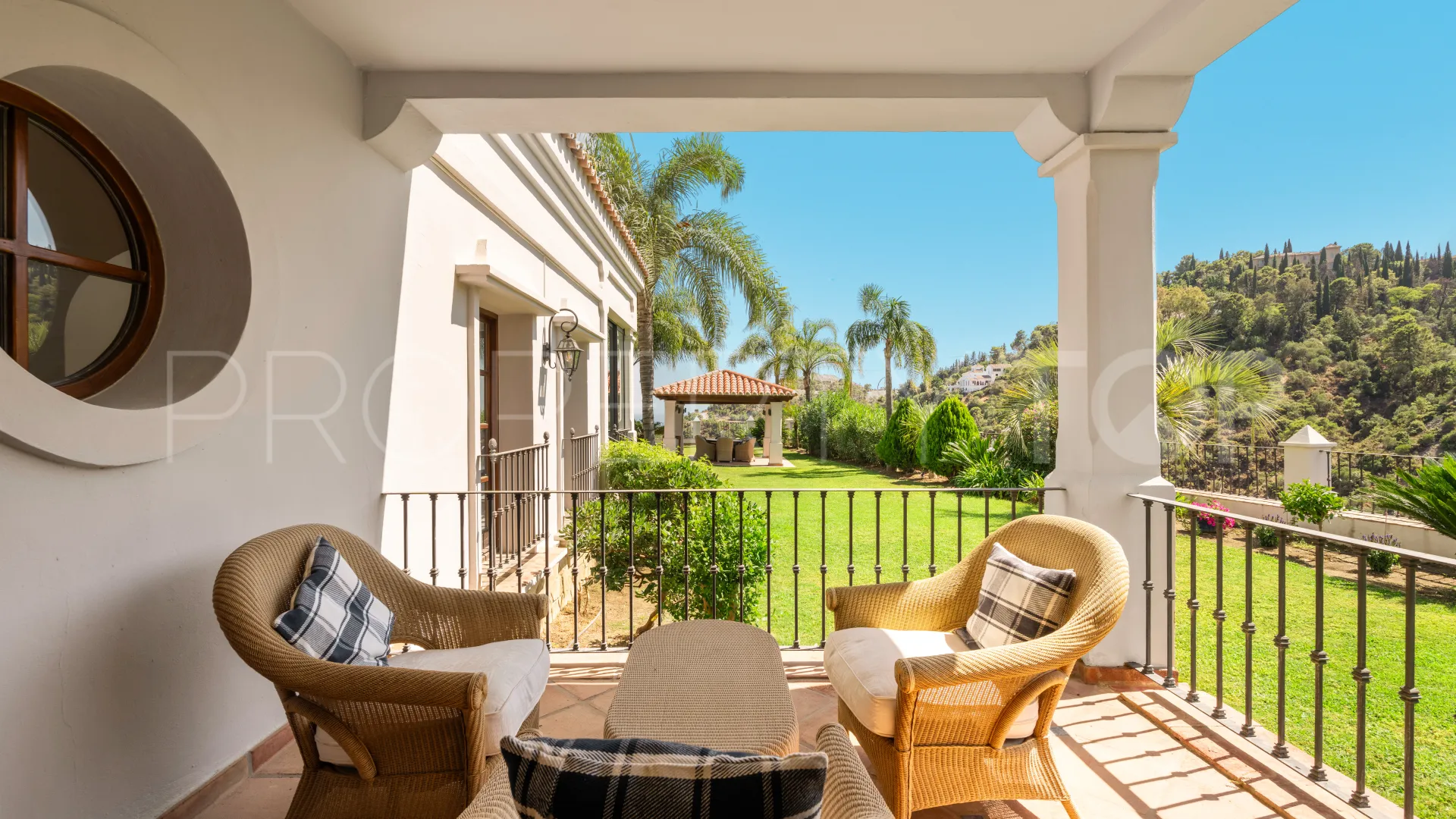 Buy villa in El Madroñal with 4 bedrooms