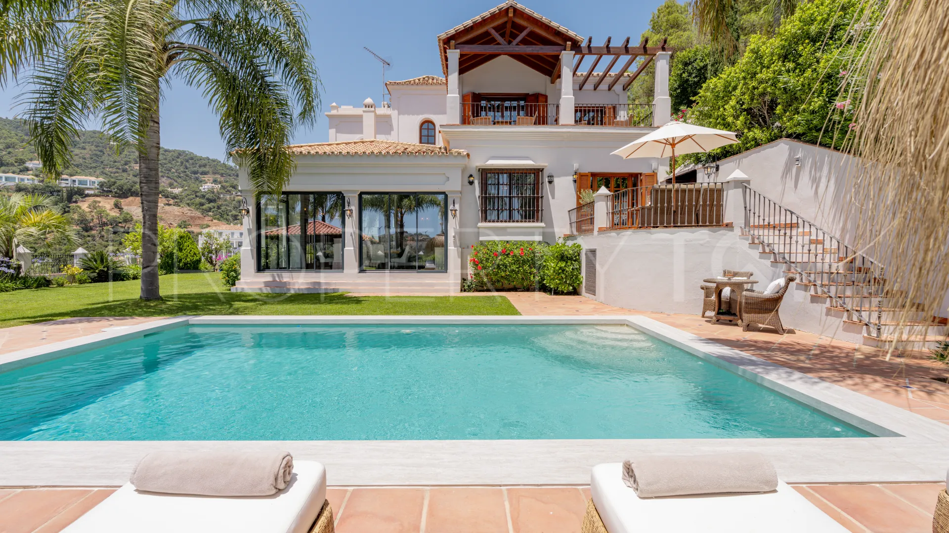 Buy villa in El Madroñal with 4 bedrooms