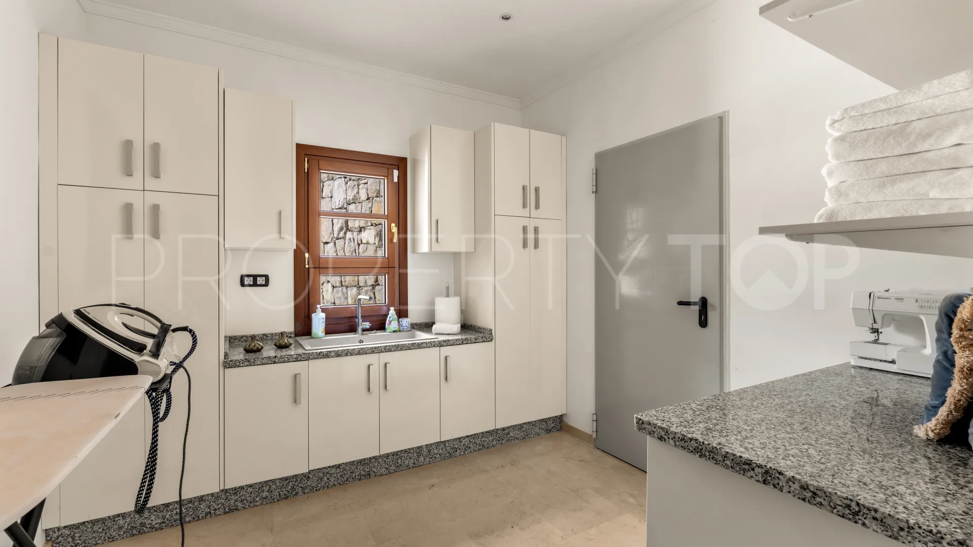 Buy villa in El Madroñal with 4 bedrooms