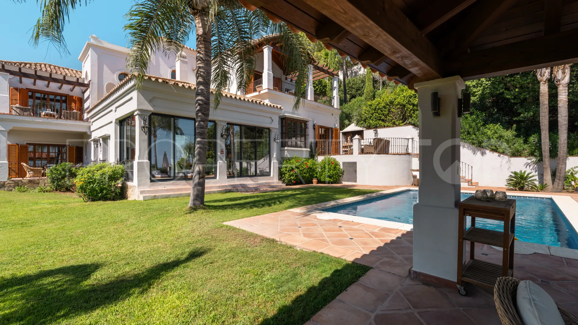 Buy villa in El Madroñal with 4 bedrooms