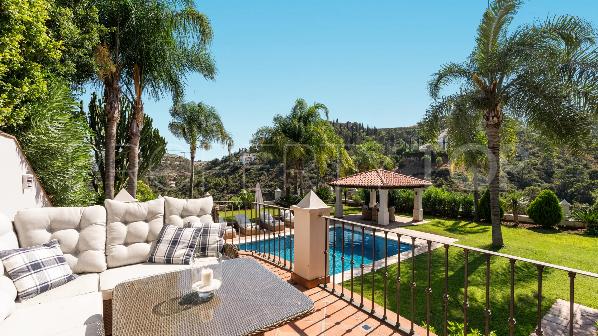 Buy villa in El Madroñal with 4 bedrooms