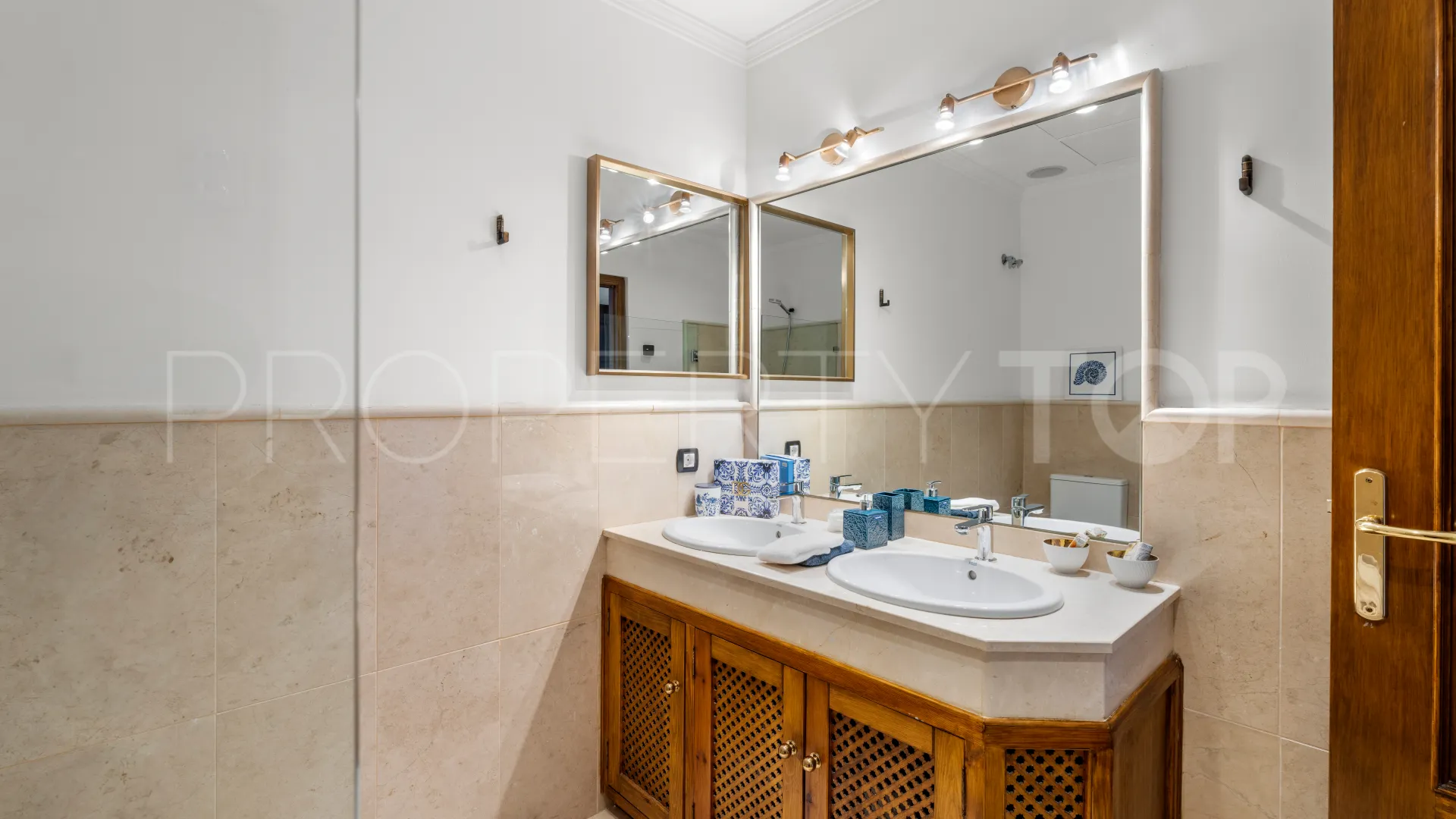 Buy villa in El Madroñal with 4 bedrooms