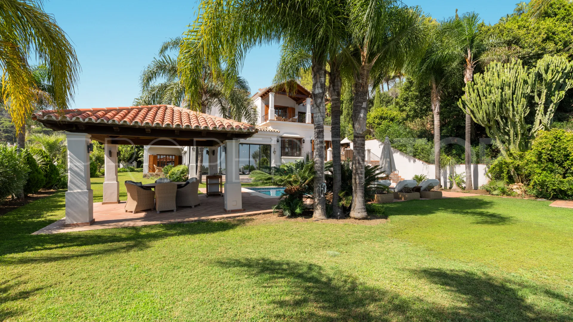 Buy villa in El Madroñal with 4 bedrooms