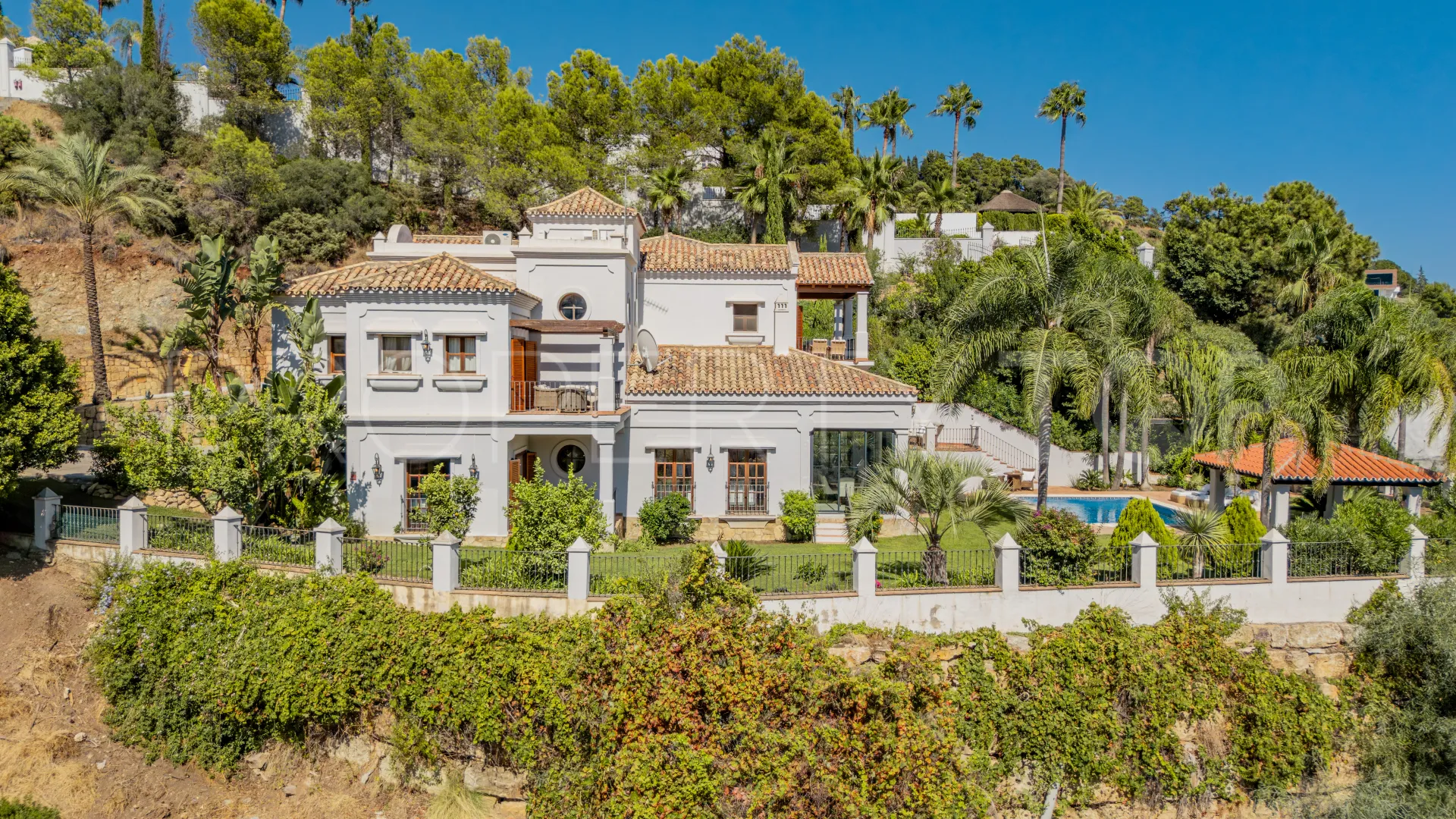 Buy villa in El Madroñal with 4 bedrooms