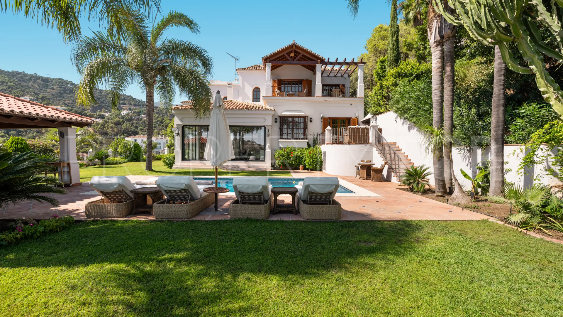 Buy villa in El Madroñal with 4 bedrooms