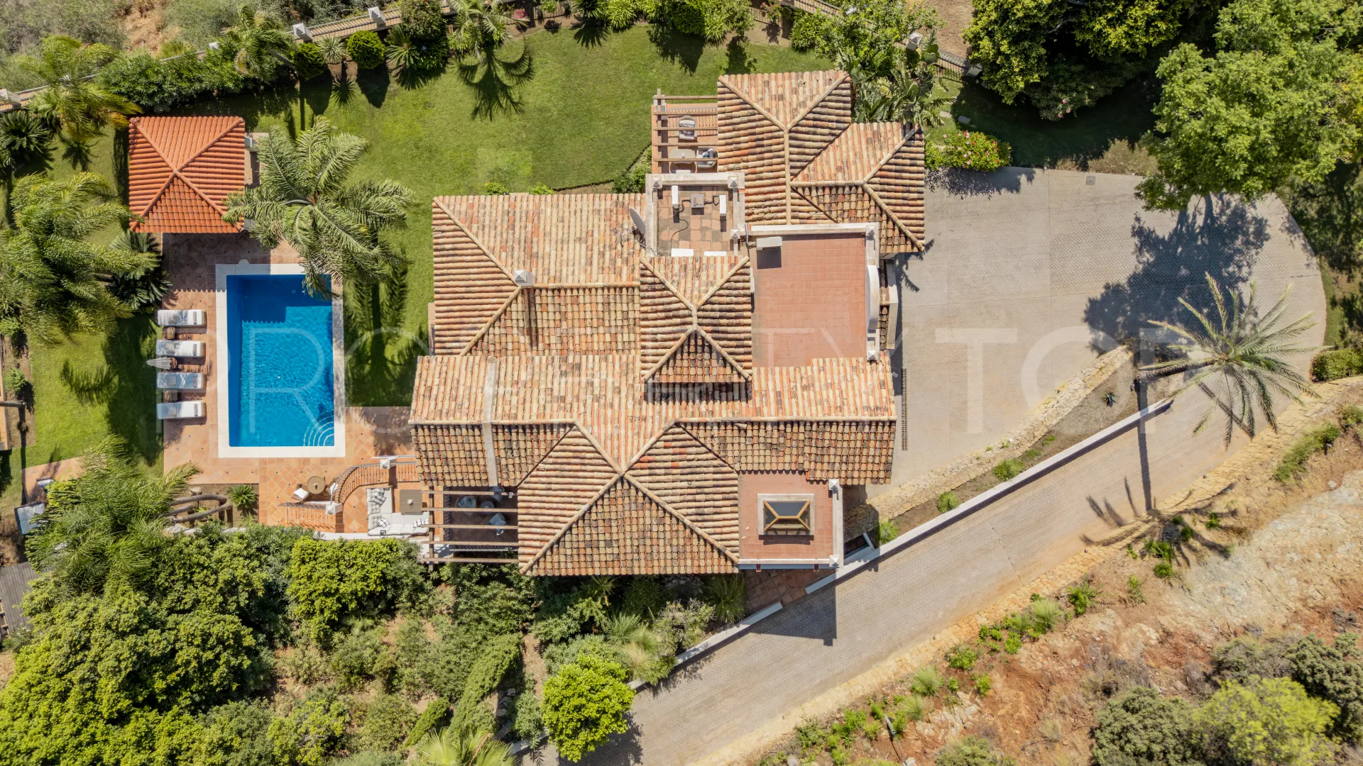Buy villa in El Madroñal with 4 bedrooms