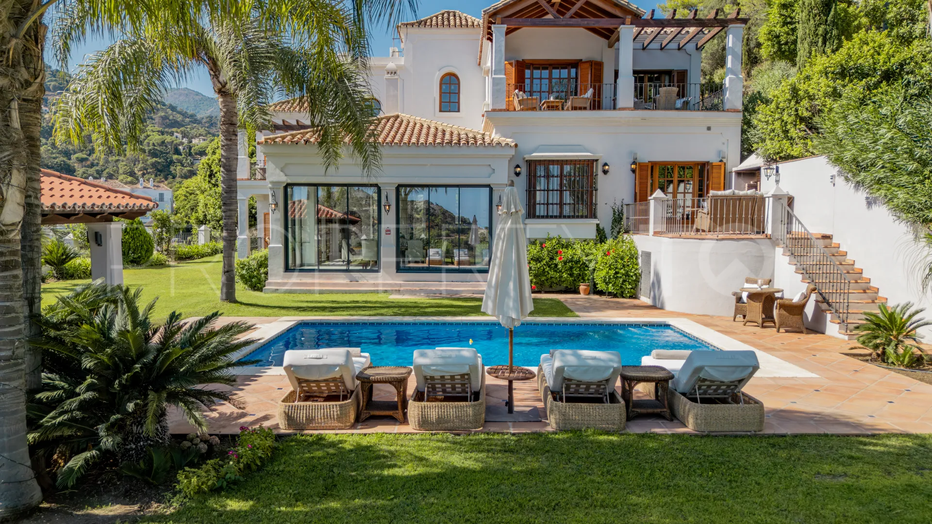 Buy villa in El Madroñal with 4 bedrooms