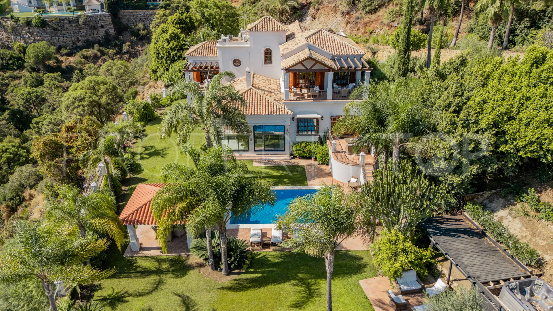 Buy villa in El Madroñal with 4 bedrooms