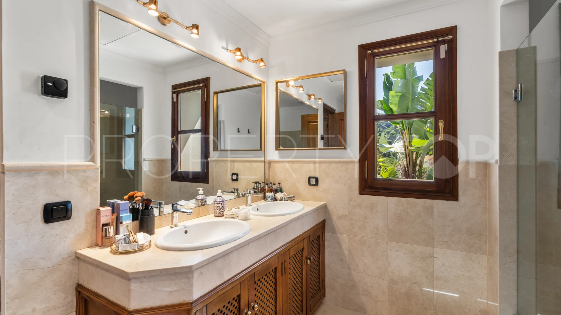 Buy villa in El Madroñal with 4 bedrooms