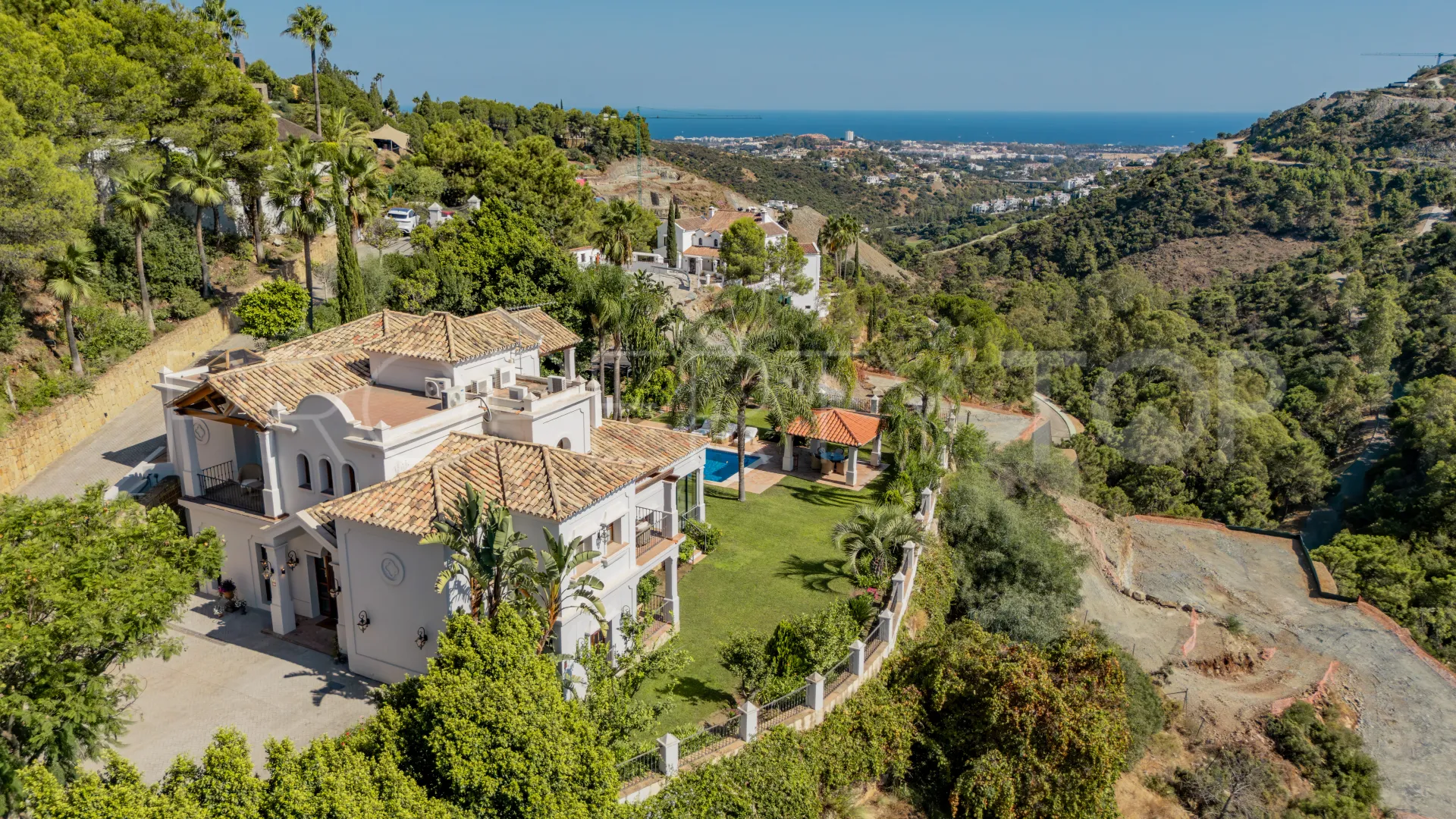 Buy villa in El Madroñal with 4 bedrooms