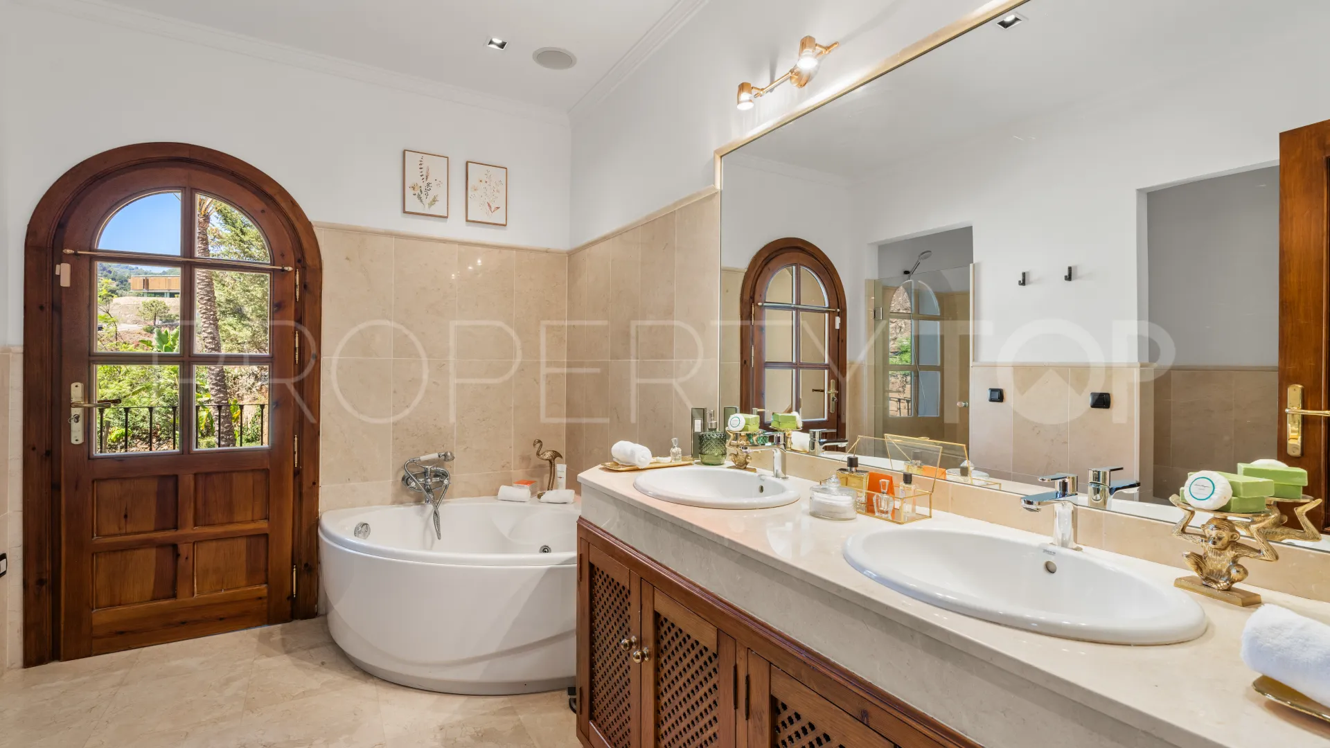 Buy villa in El Madroñal with 4 bedrooms