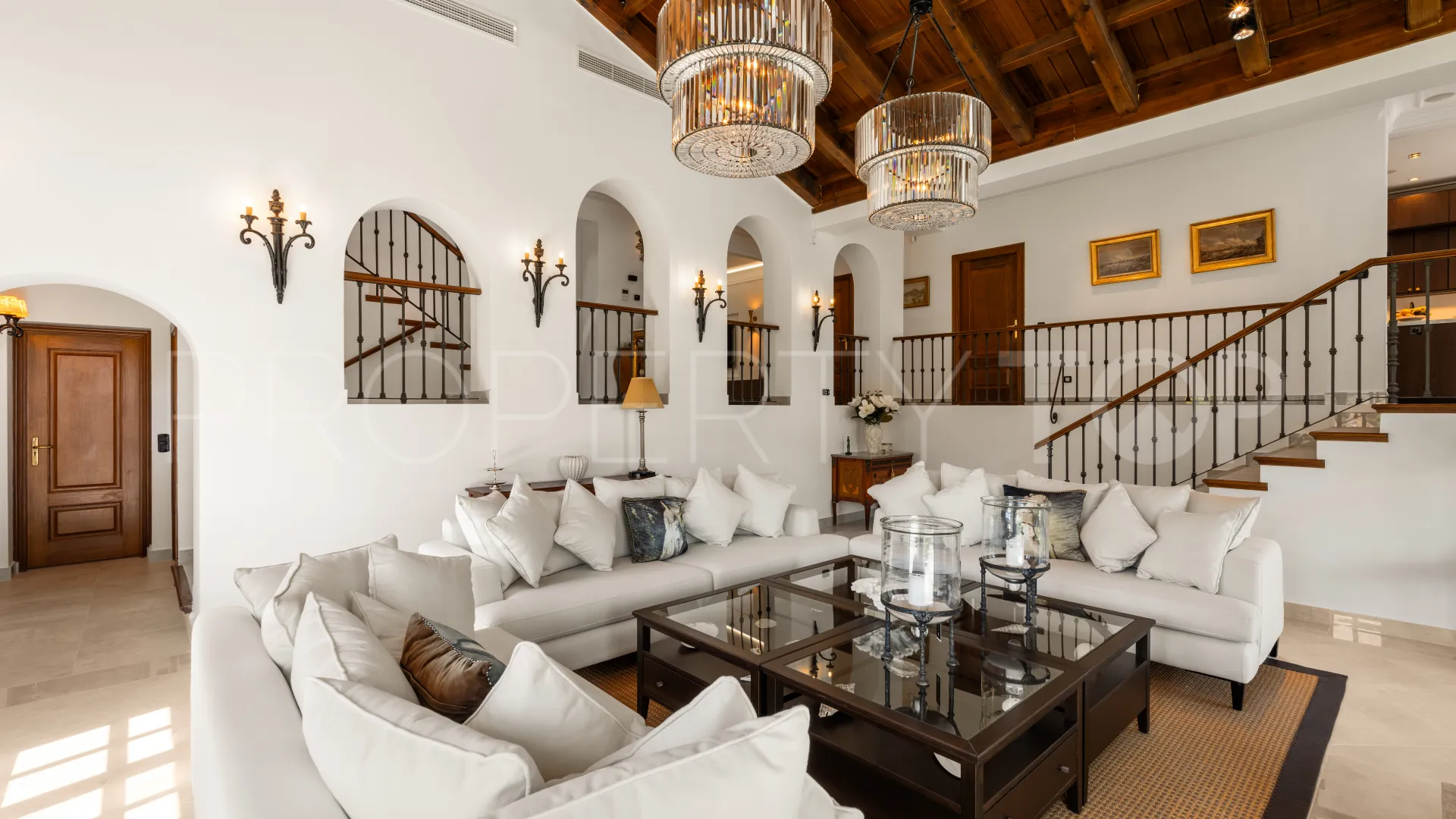 Buy villa in El Madroñal with 4 bedrooms