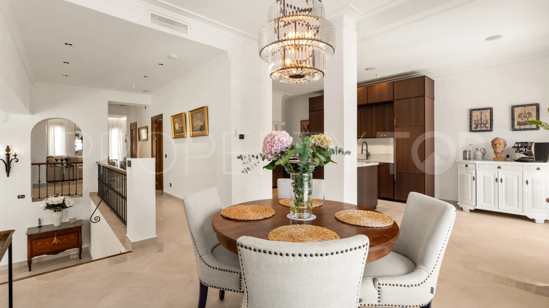 Buy villa in El Madroñal with 4 bedrooms