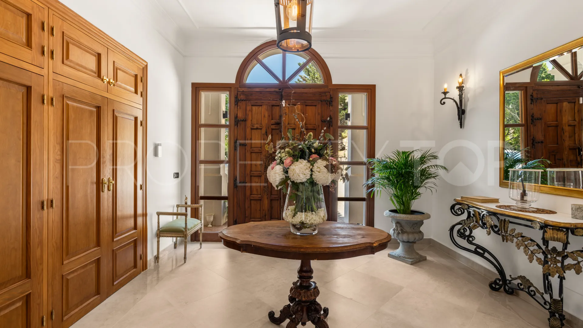 Buy villa in El Madroñal with 4 bedrooms