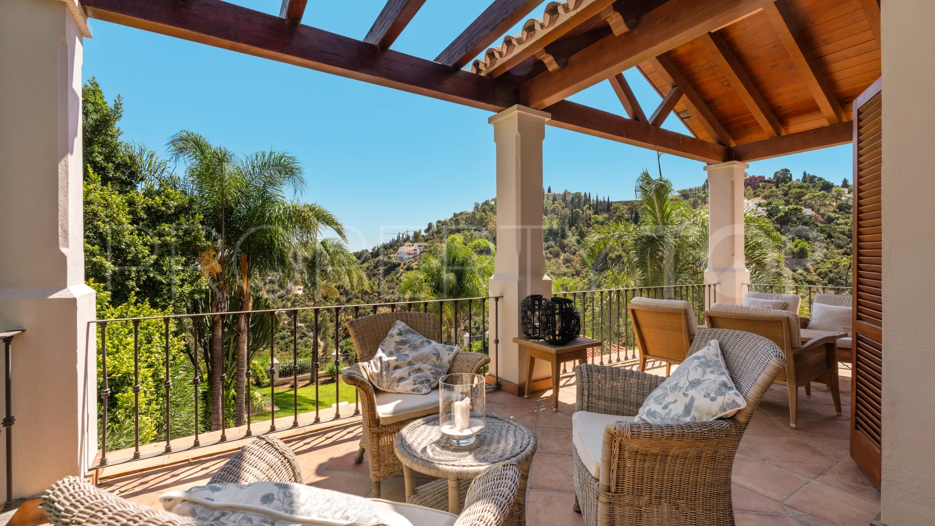 Buy villa in El Madroñal with 4 bedrooms