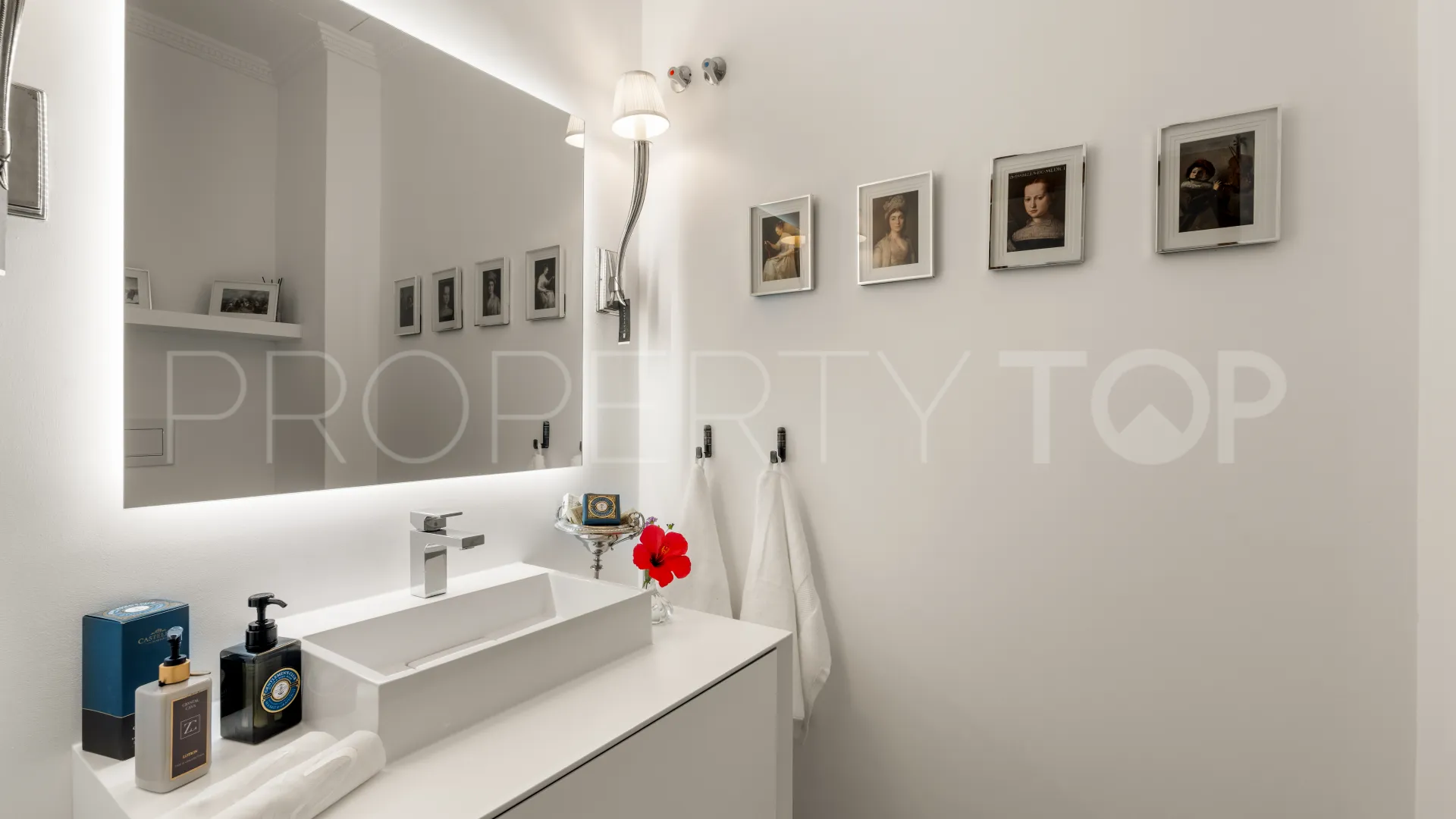 Buy villa in El Madroñal with 4 bedrooms