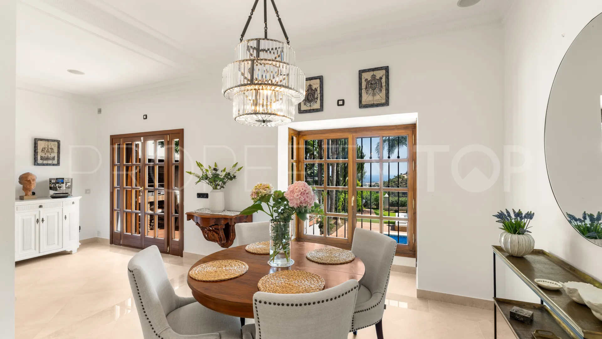 Buy villa in El Madroñal with 4 bedrooms
