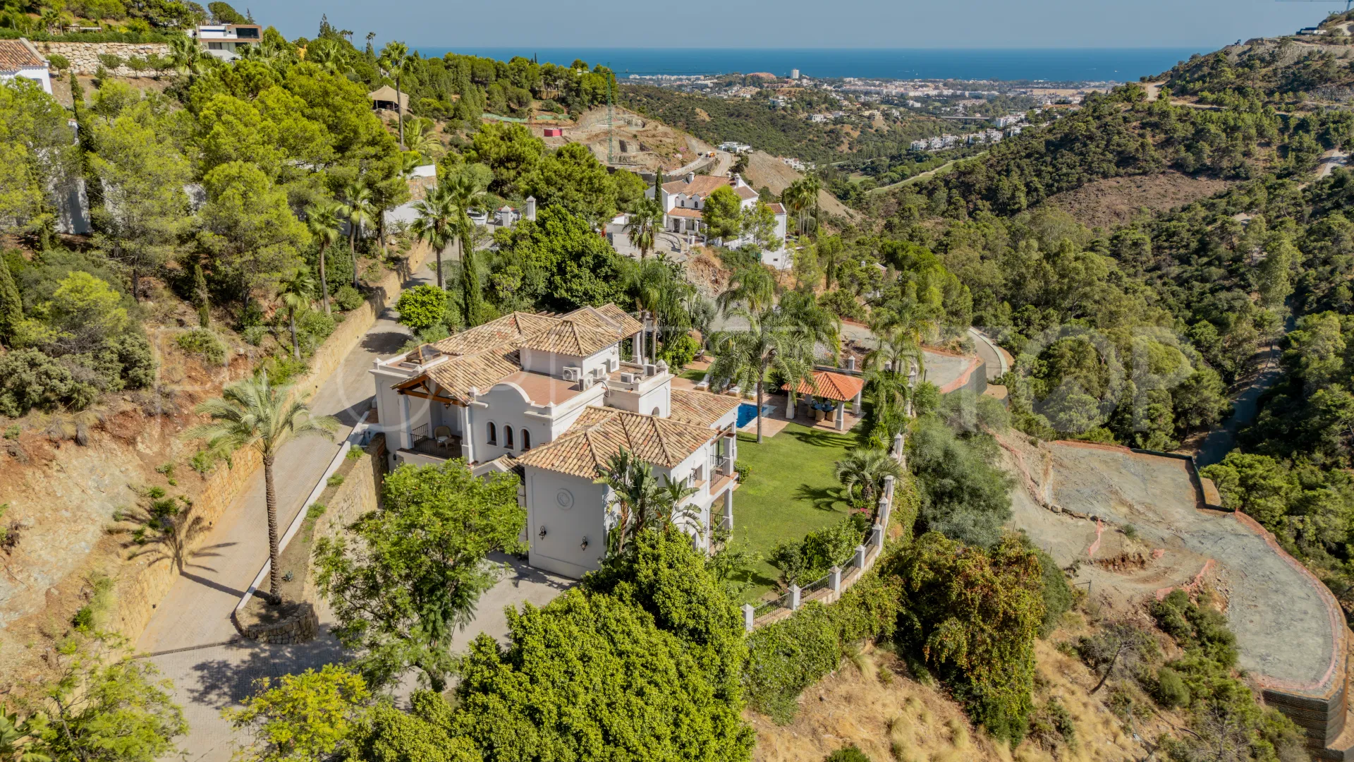 Buy villa in El Madroñal with 4 bedrooms