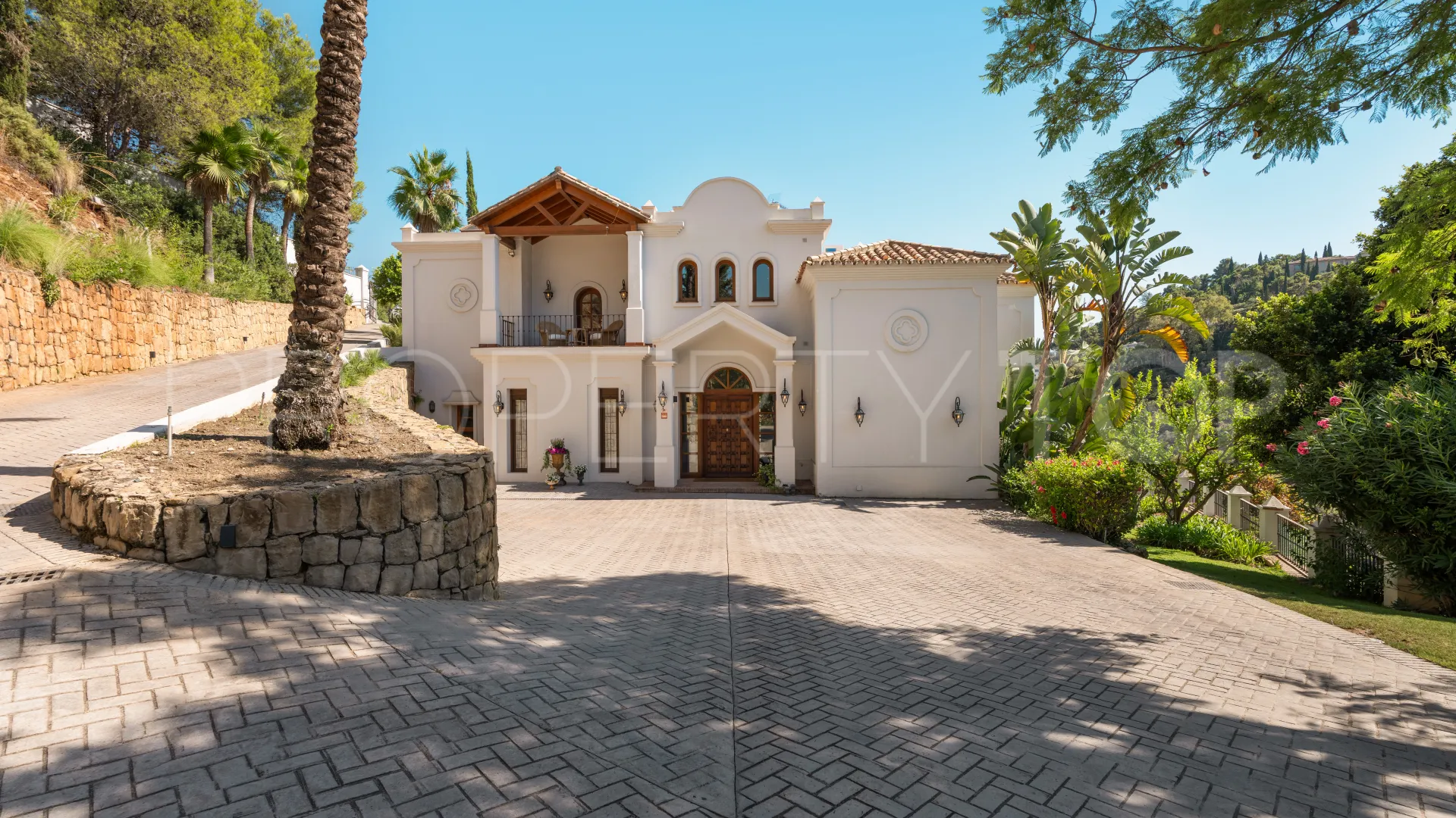 Buy villa in El Madroñal with 4 bedrooms