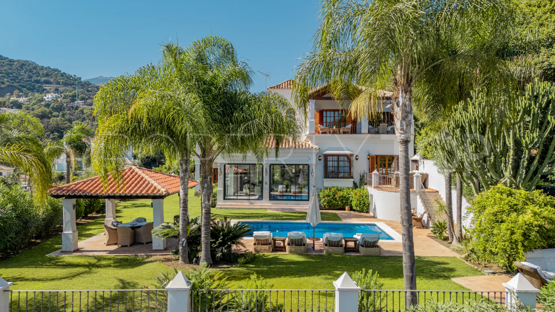 Buy villa in El Madroñal with 4 bedrooms