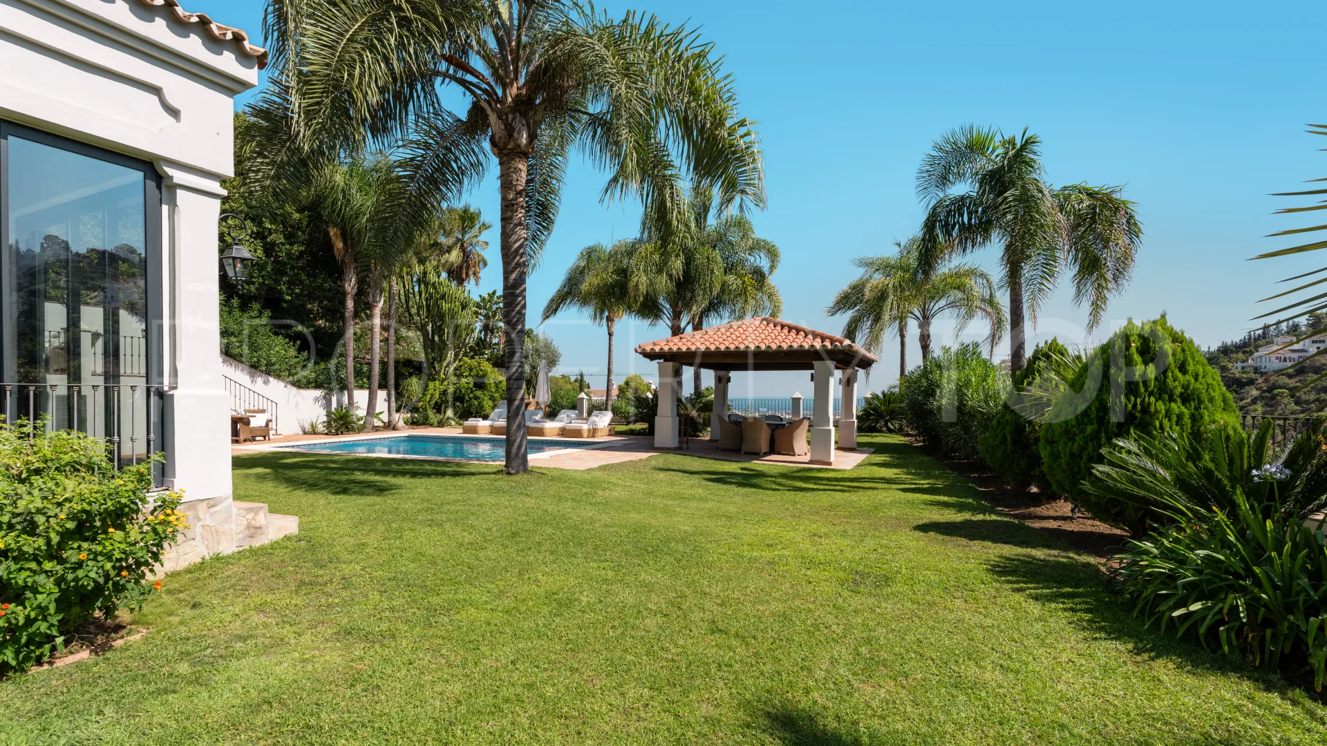 Buy villa in El Madroñal with 4 bedrooms