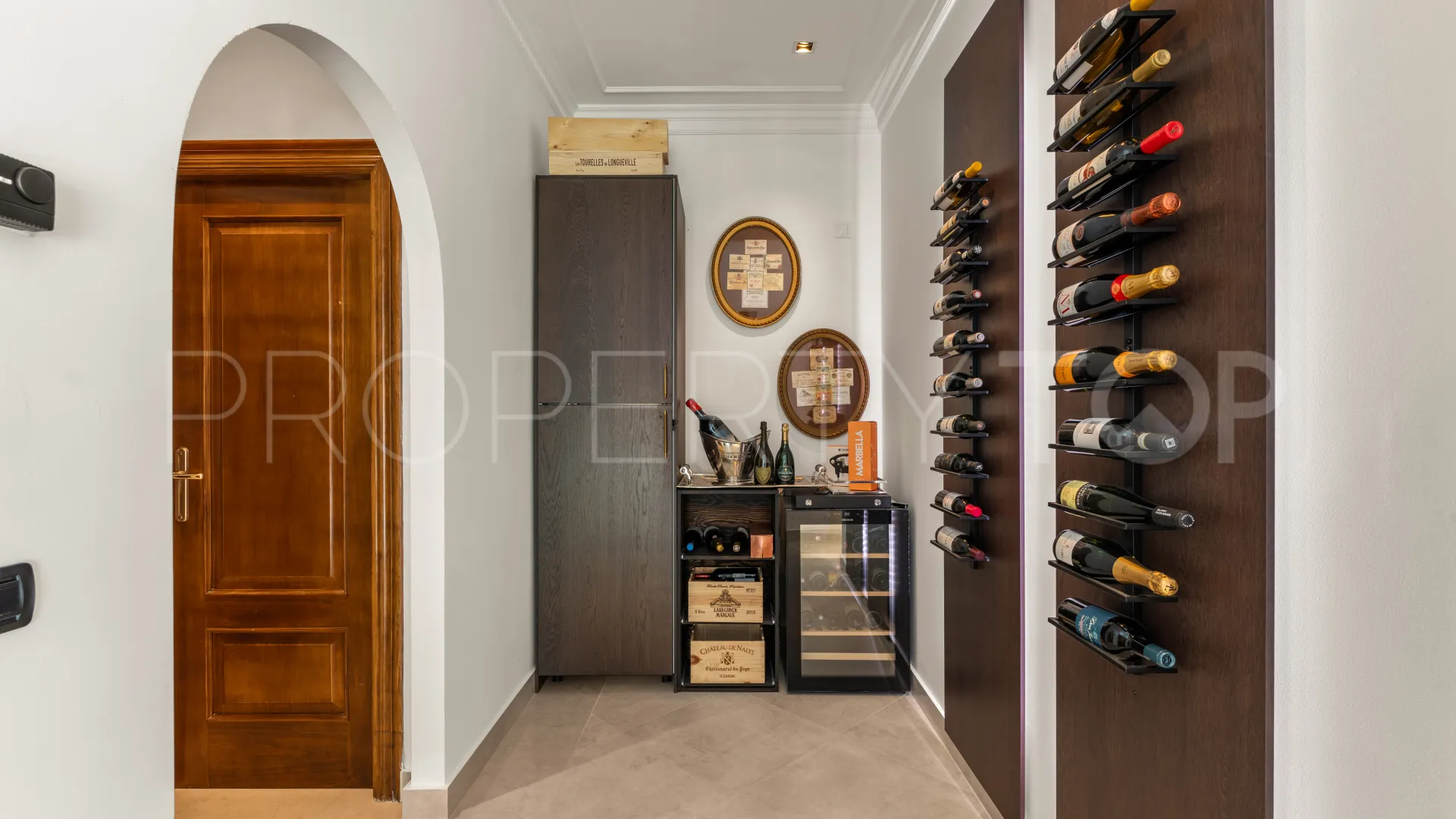 Buy villa in El Madroñal with 4 bedrooms