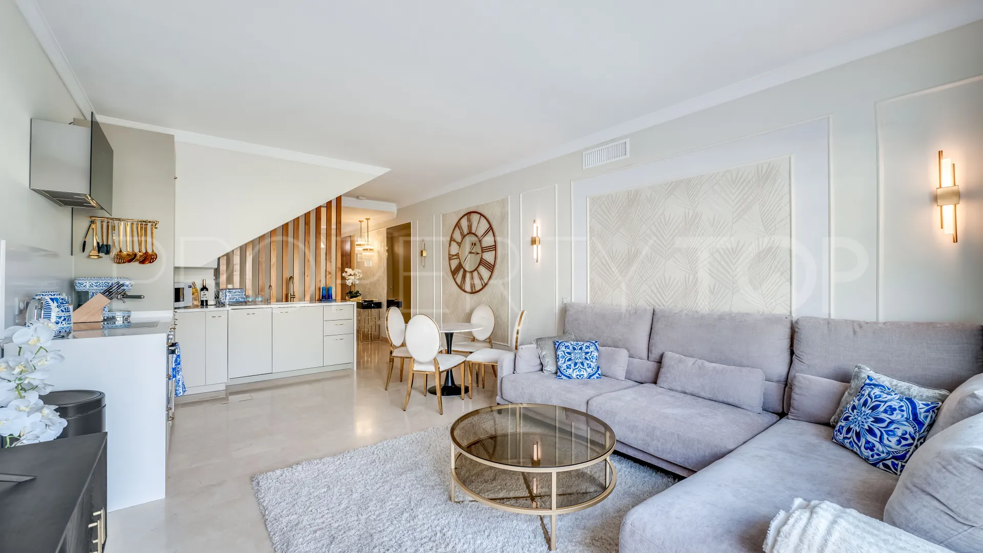 Triplex in Aloha Gardens for sale