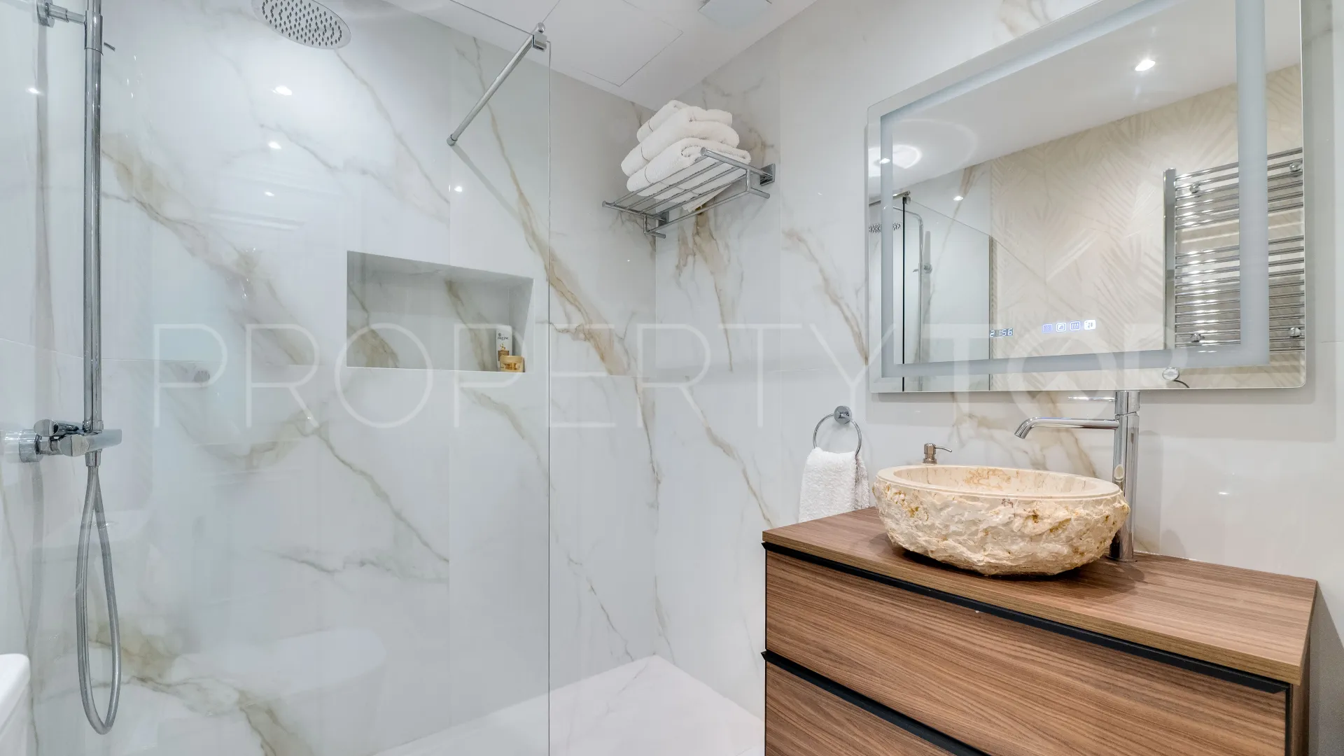 Triplex in Aloha Gardens for sale