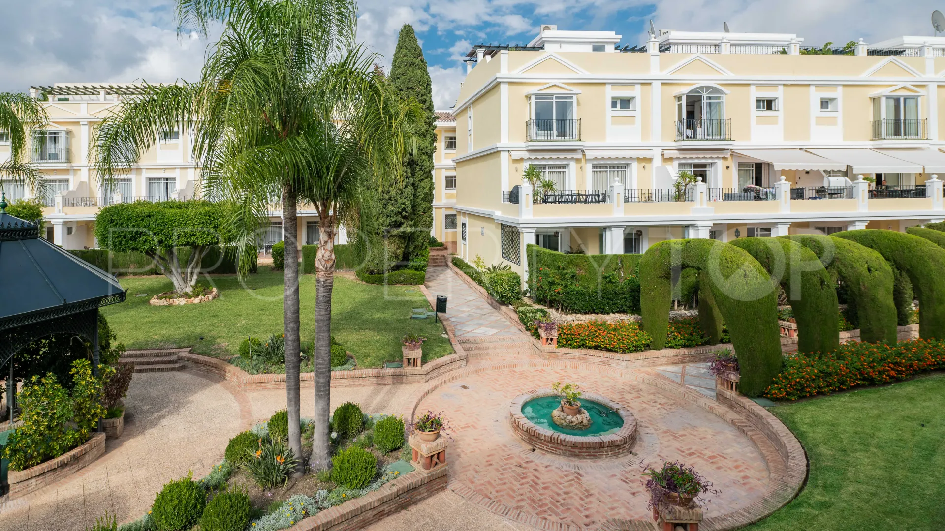 Triplex in Aloha Gardens for sale
