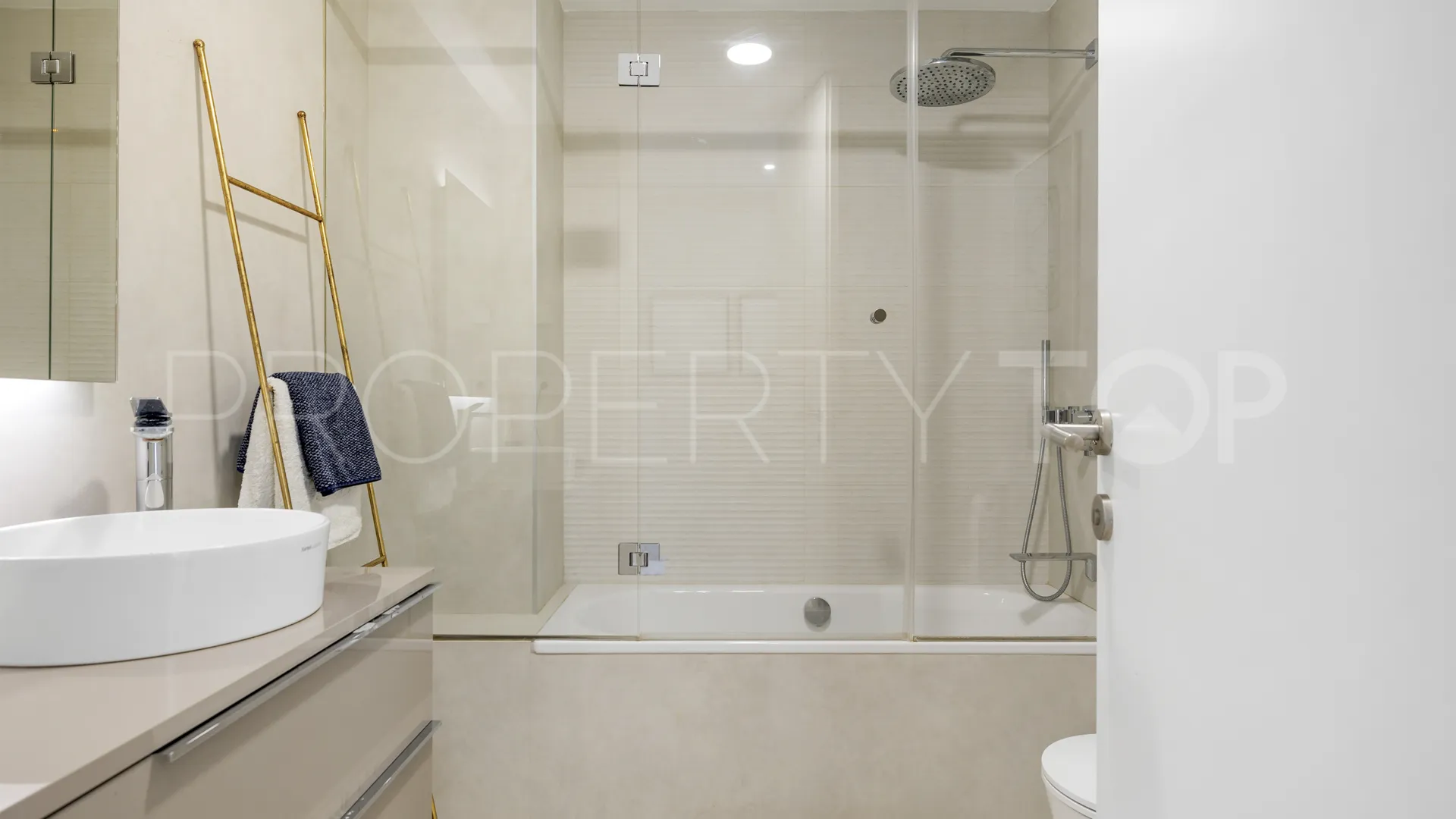 Comprar apartamento de 3 dormitorios en Estepona Oeste