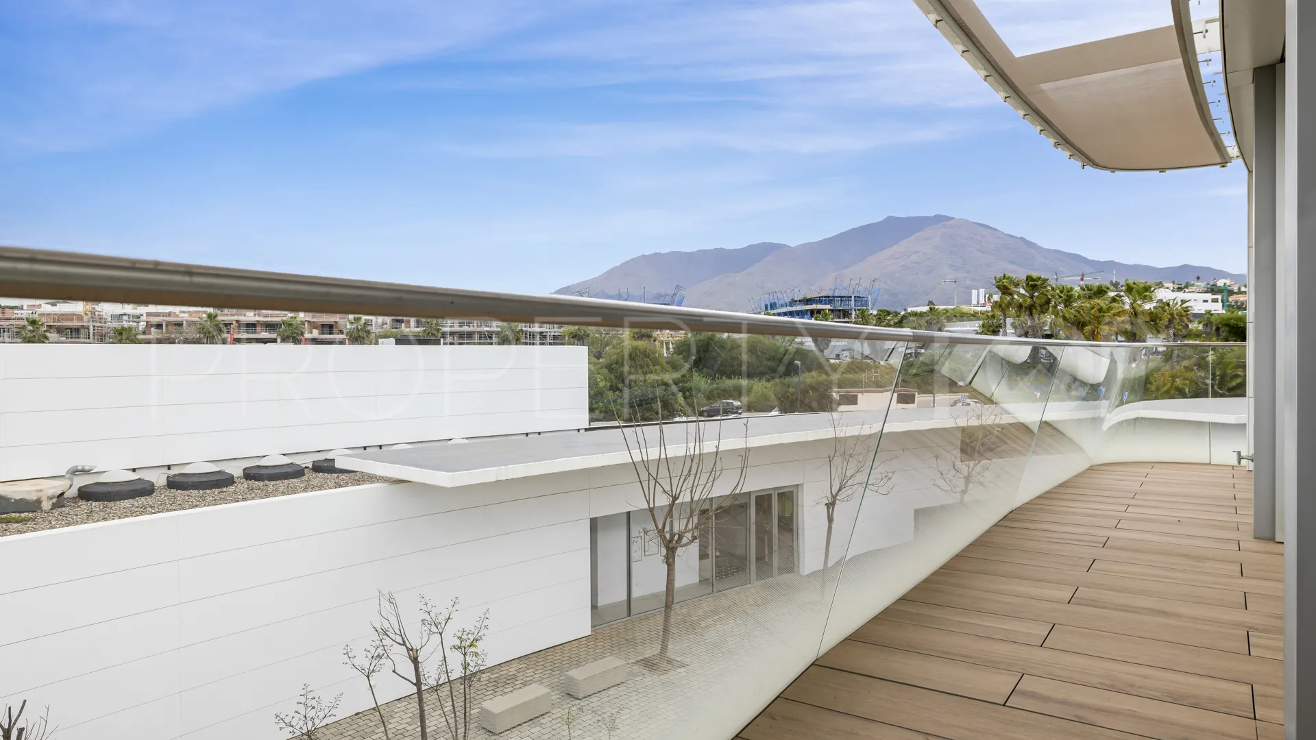 Comprar apartamento de 3 dormitorios en Estepona Oeste