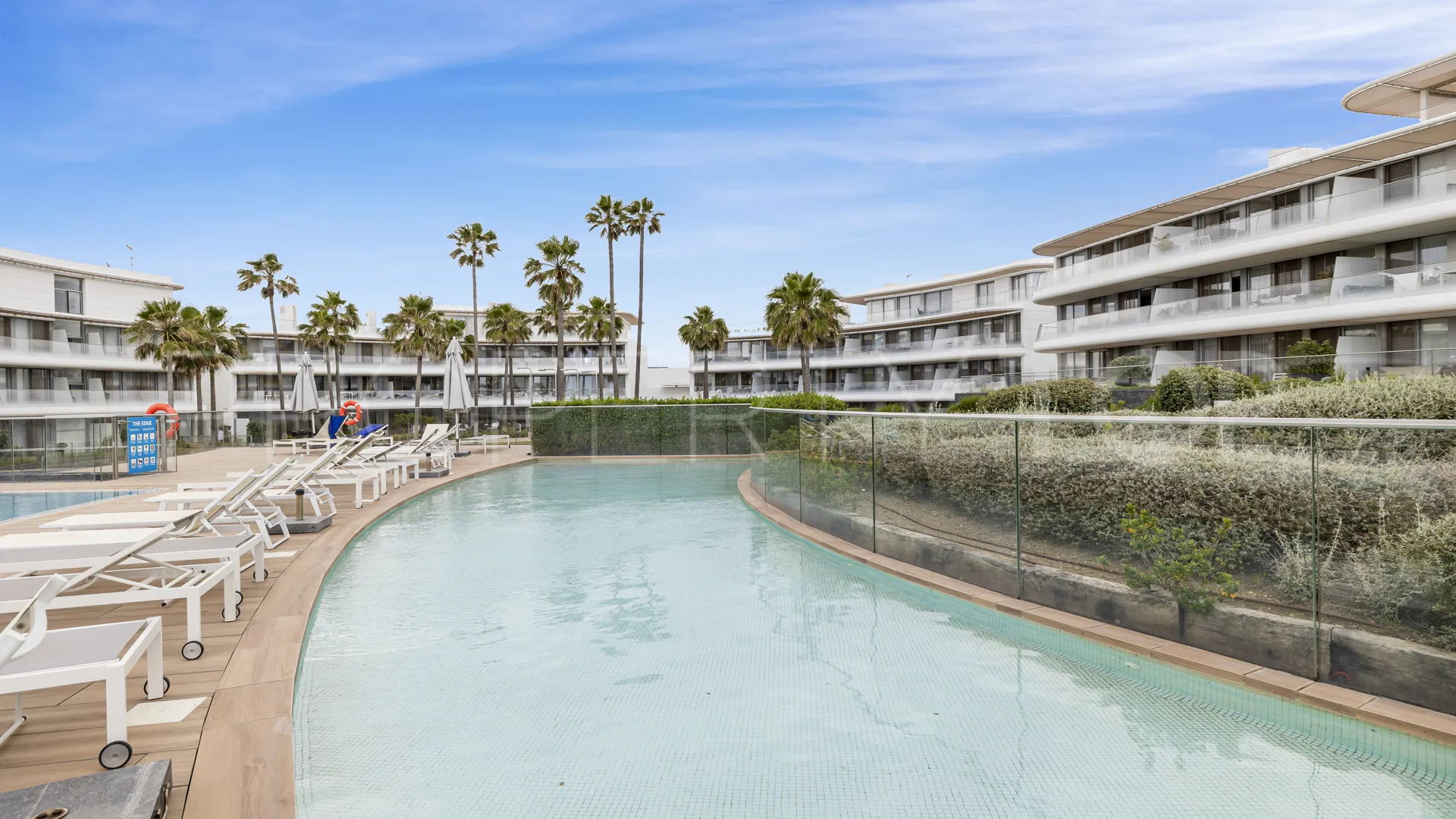 Comprar apartamento de 3 dormitorios en Estepona Oeste