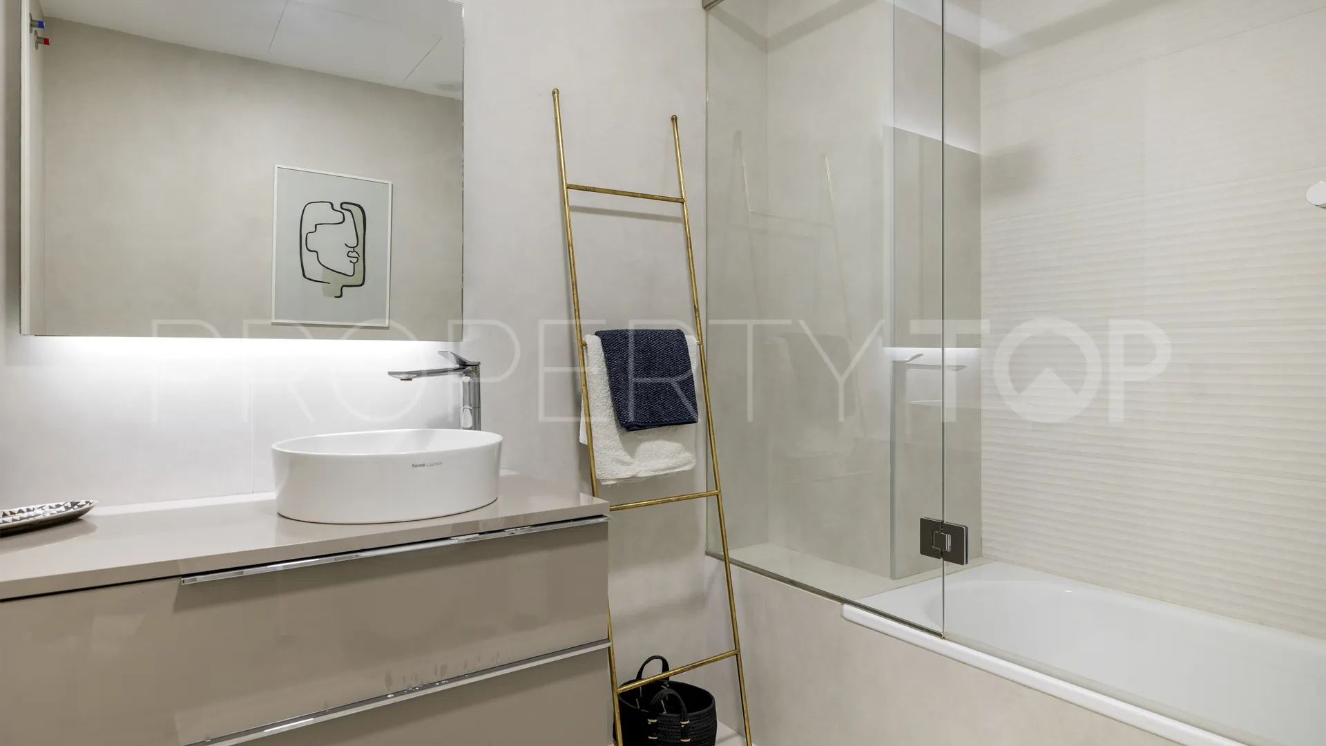 Comprar apartamento de 3 dormitorios en Estepona Oeste
