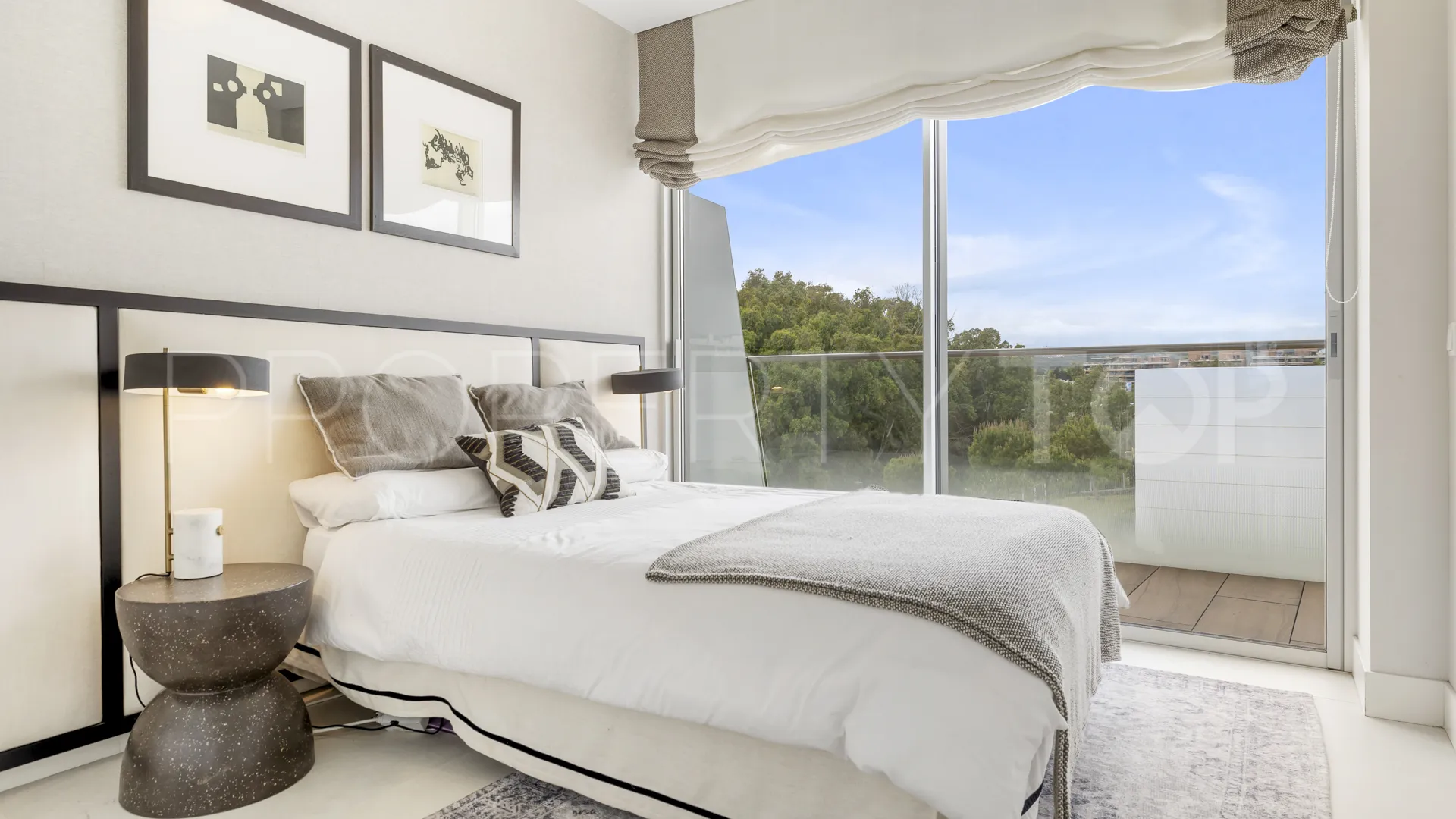 Comprar apartamento de 3 dormitorios en Estepona Oeste