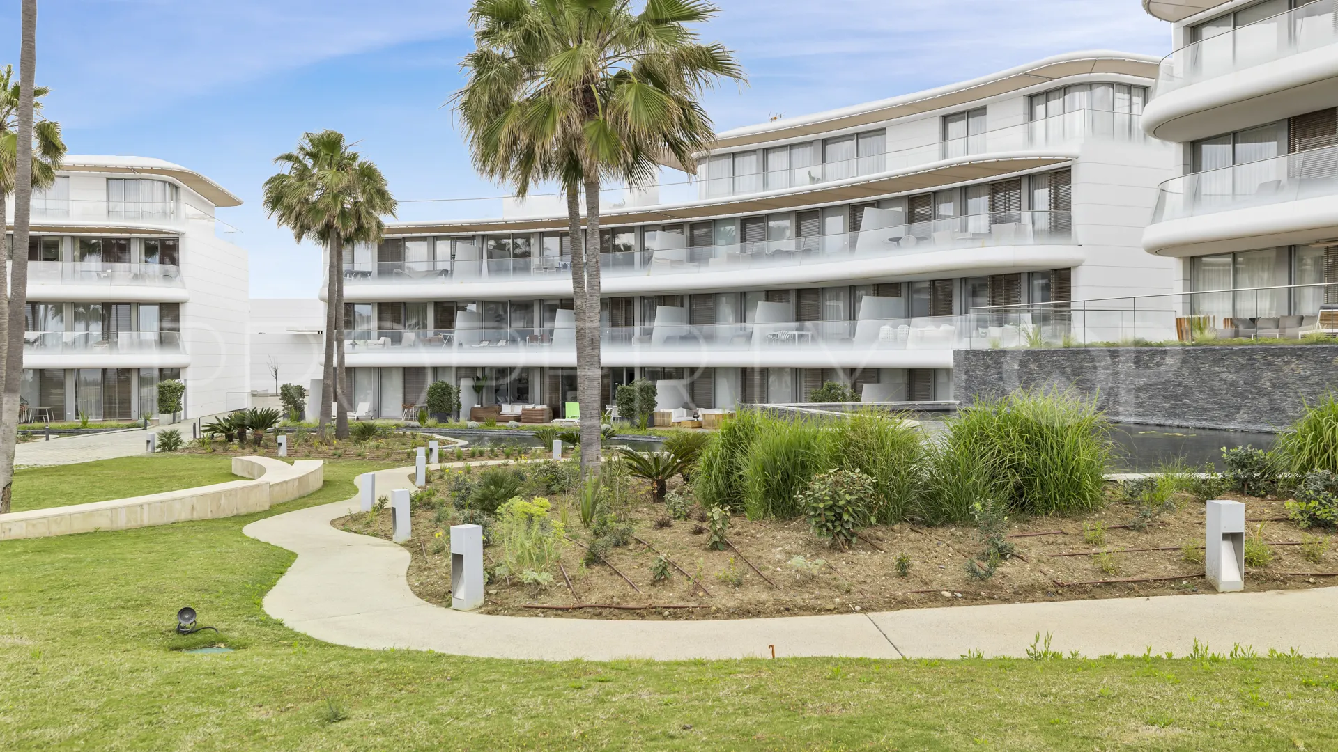 Comprar apartamento de 3 dormitorios en Estepona Oeste