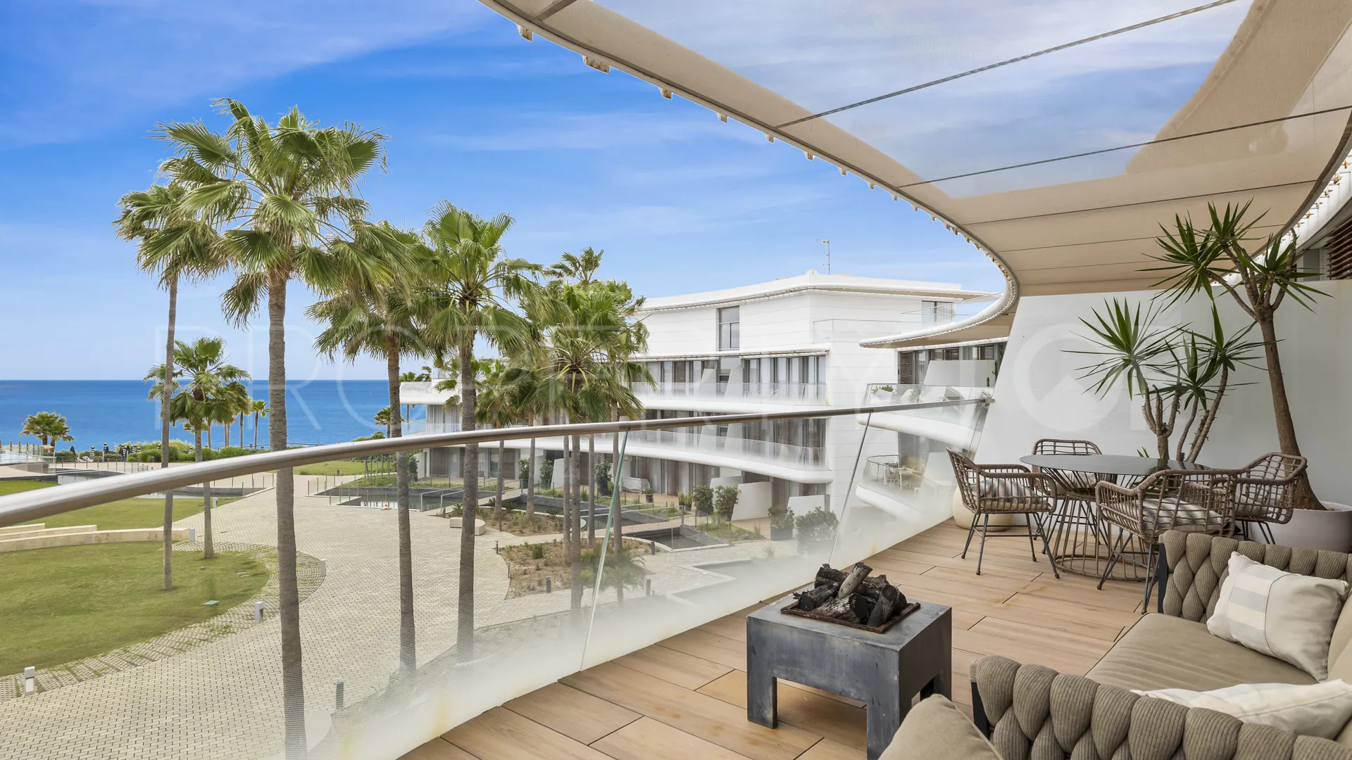 Comprar apartamento de 3 dormitorios en Estepona Oeste