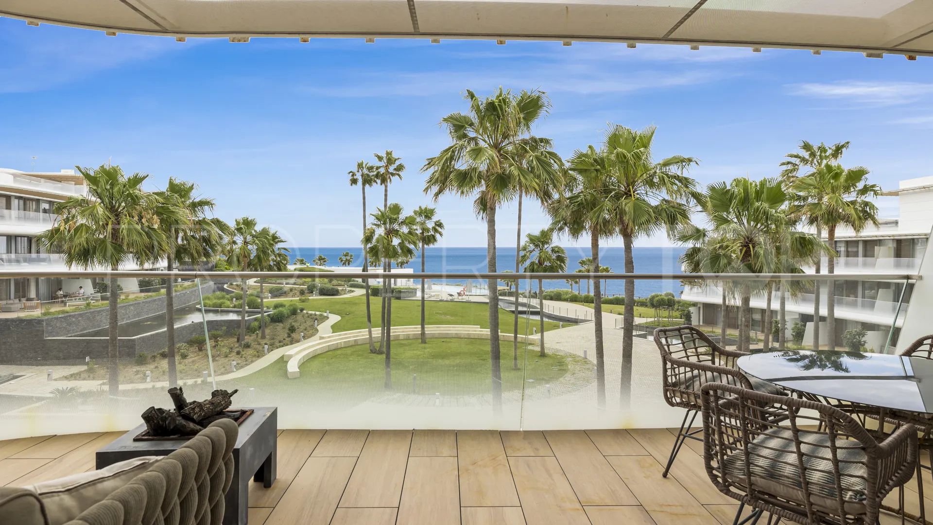 Comprar apartamento de 3 dormitorios en Estepona Oeste