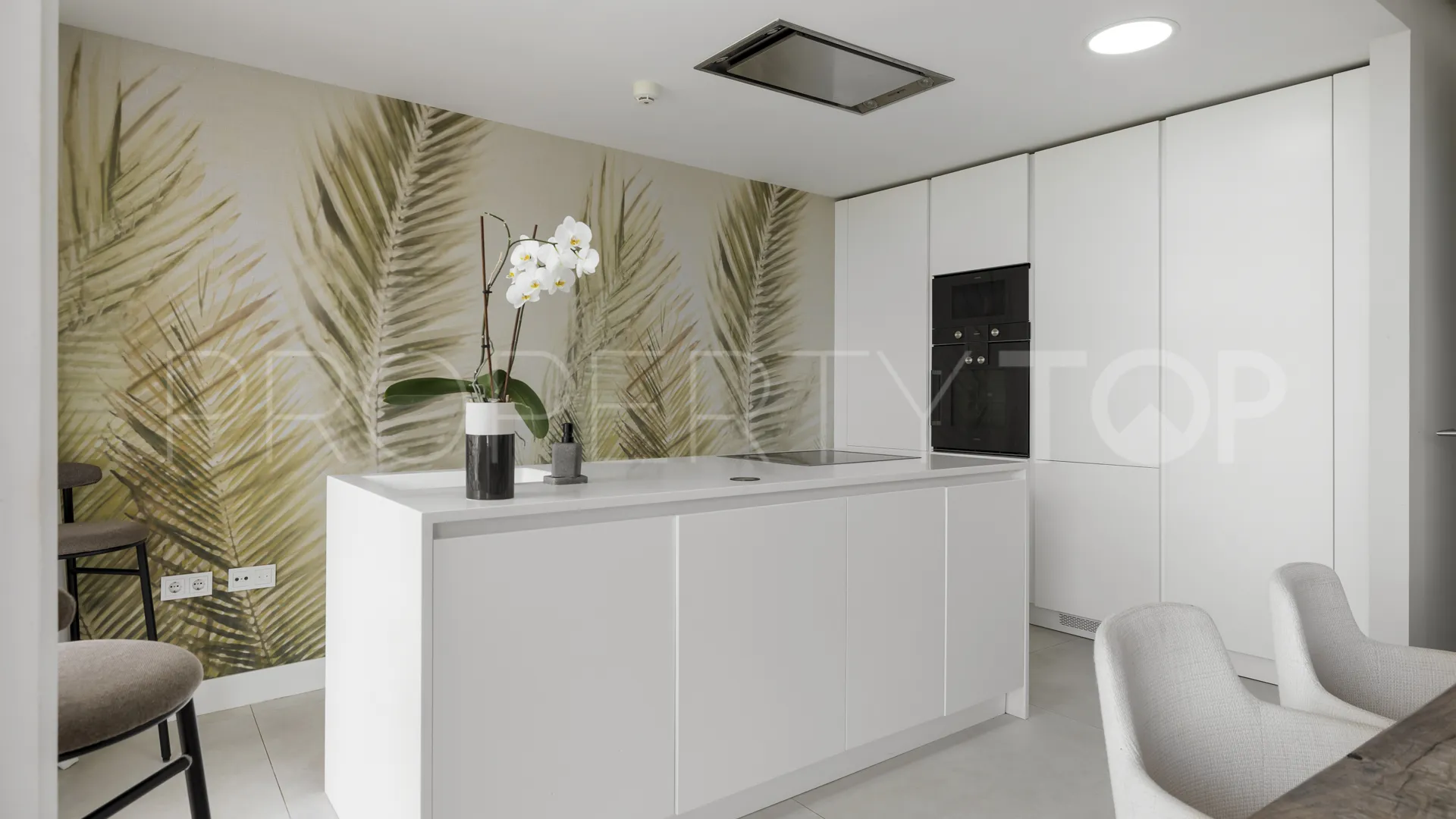 Comprar apartamento de 3 dormitorios en Estepona Oeste