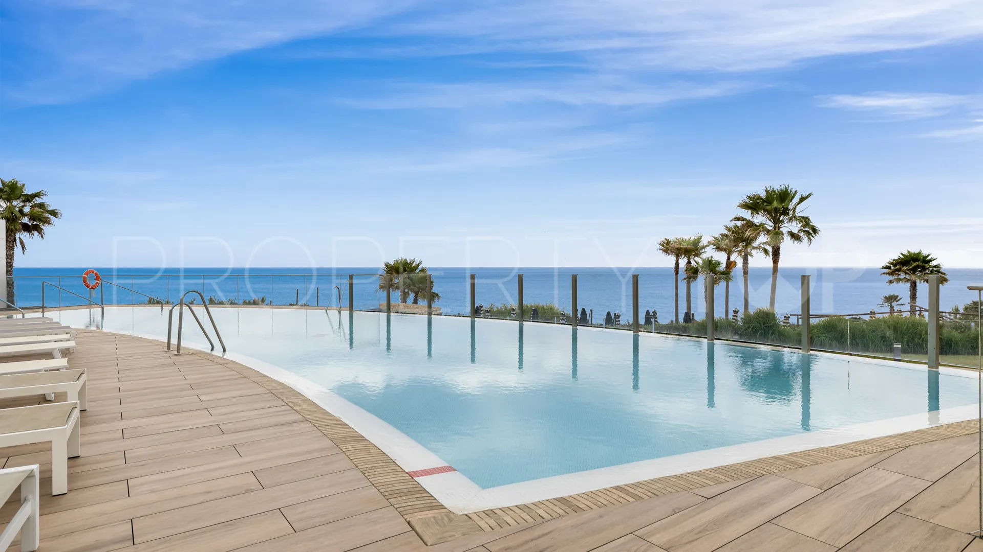 Comprar apartamento de 3 dormitorios en Estepona Oeste