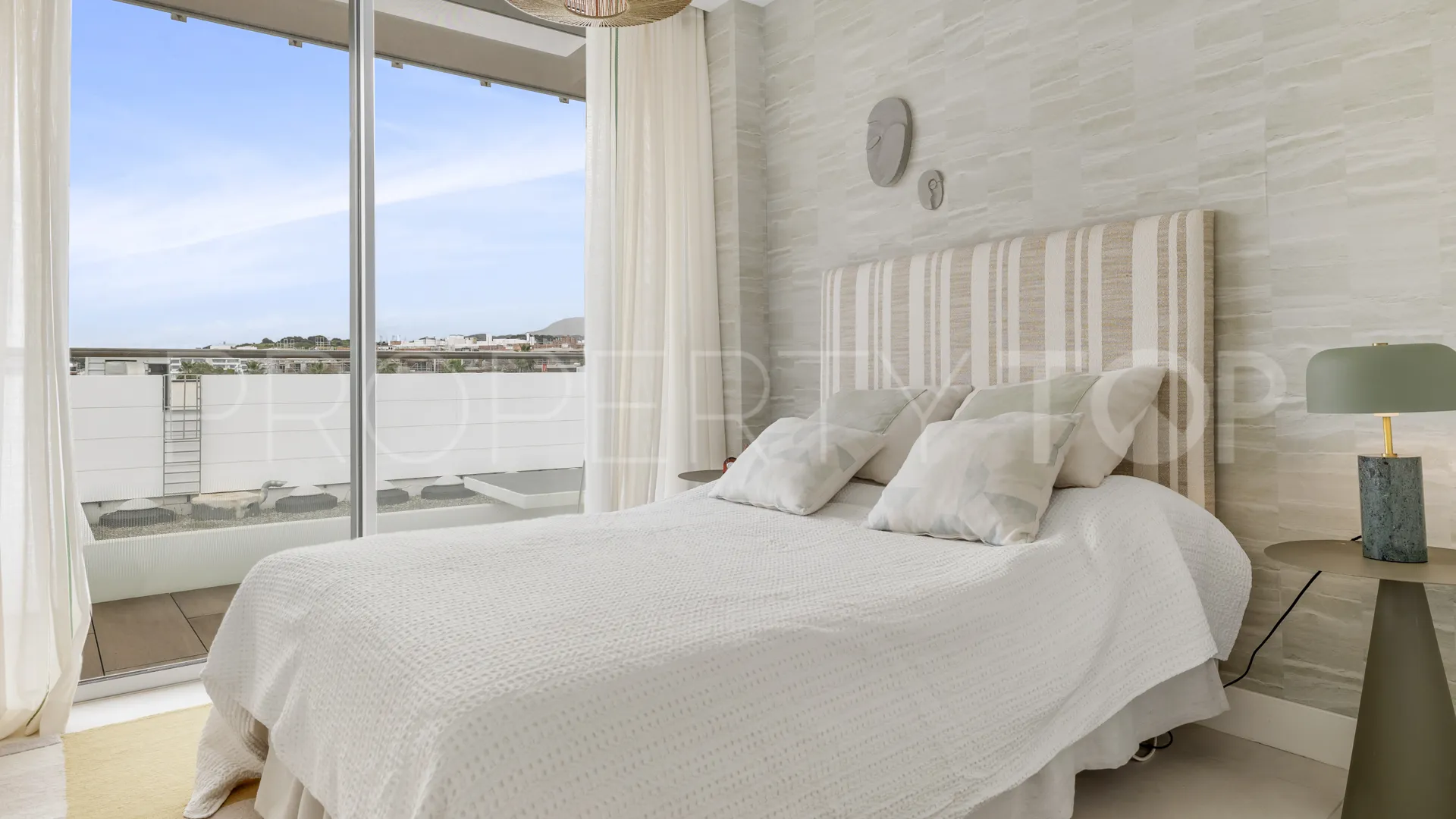 Comprar apartamento de 3 dormitorios en Estepona Oeste