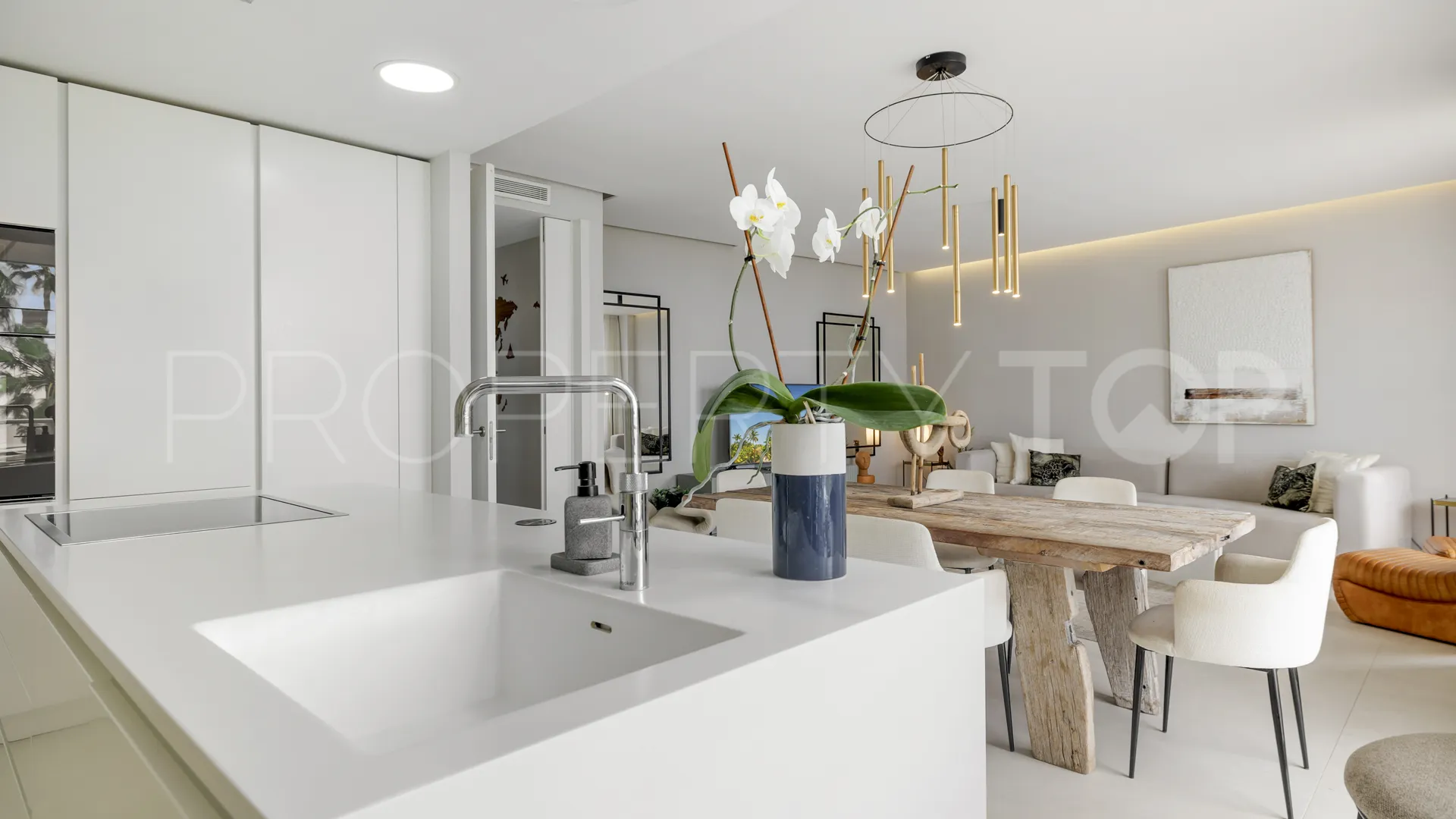 Comprar apartamento de 3 dormitorios en Estepona Oeste