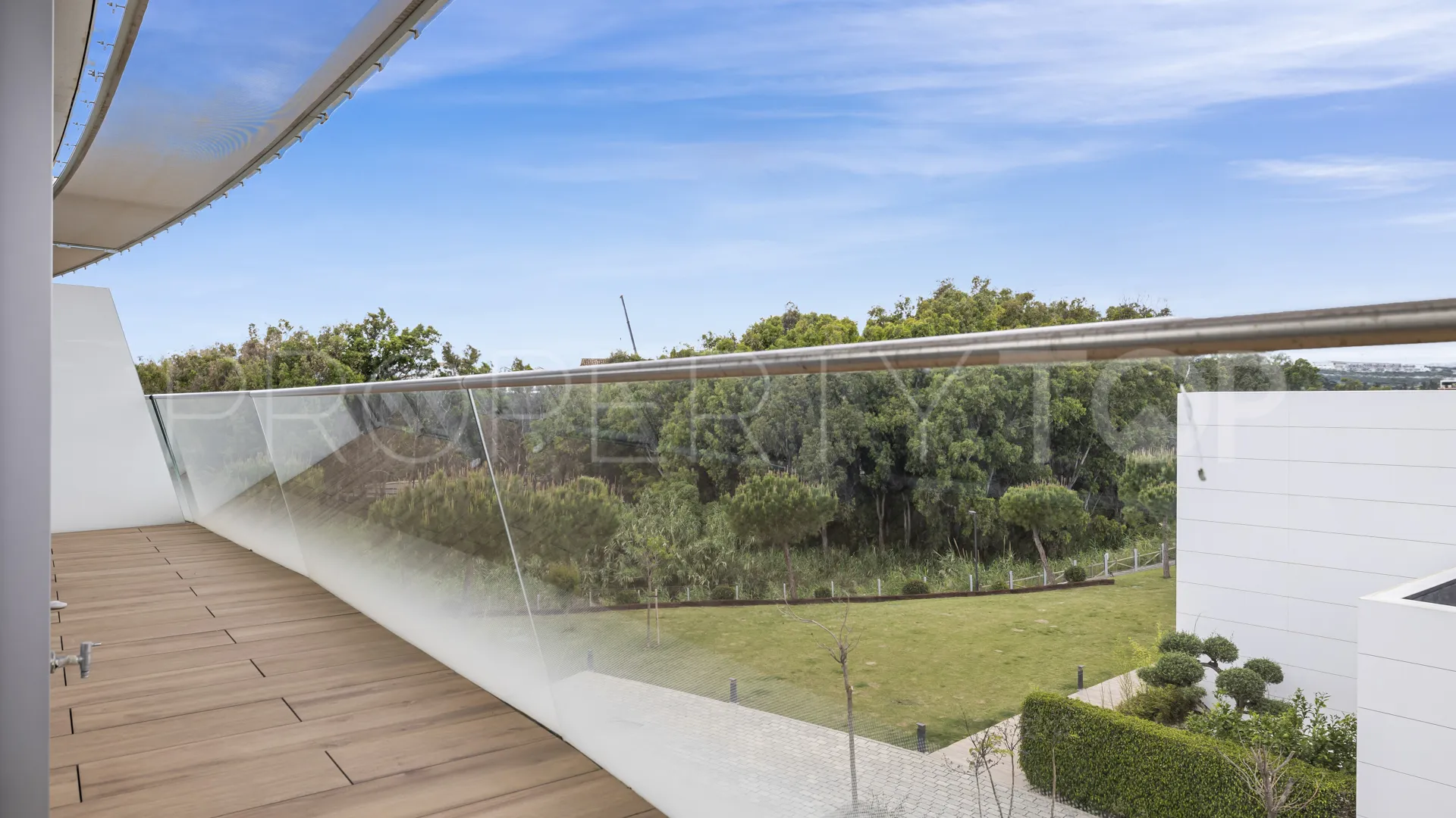 Comprar apartamento de 3 dormitorios en Estepona Oeste