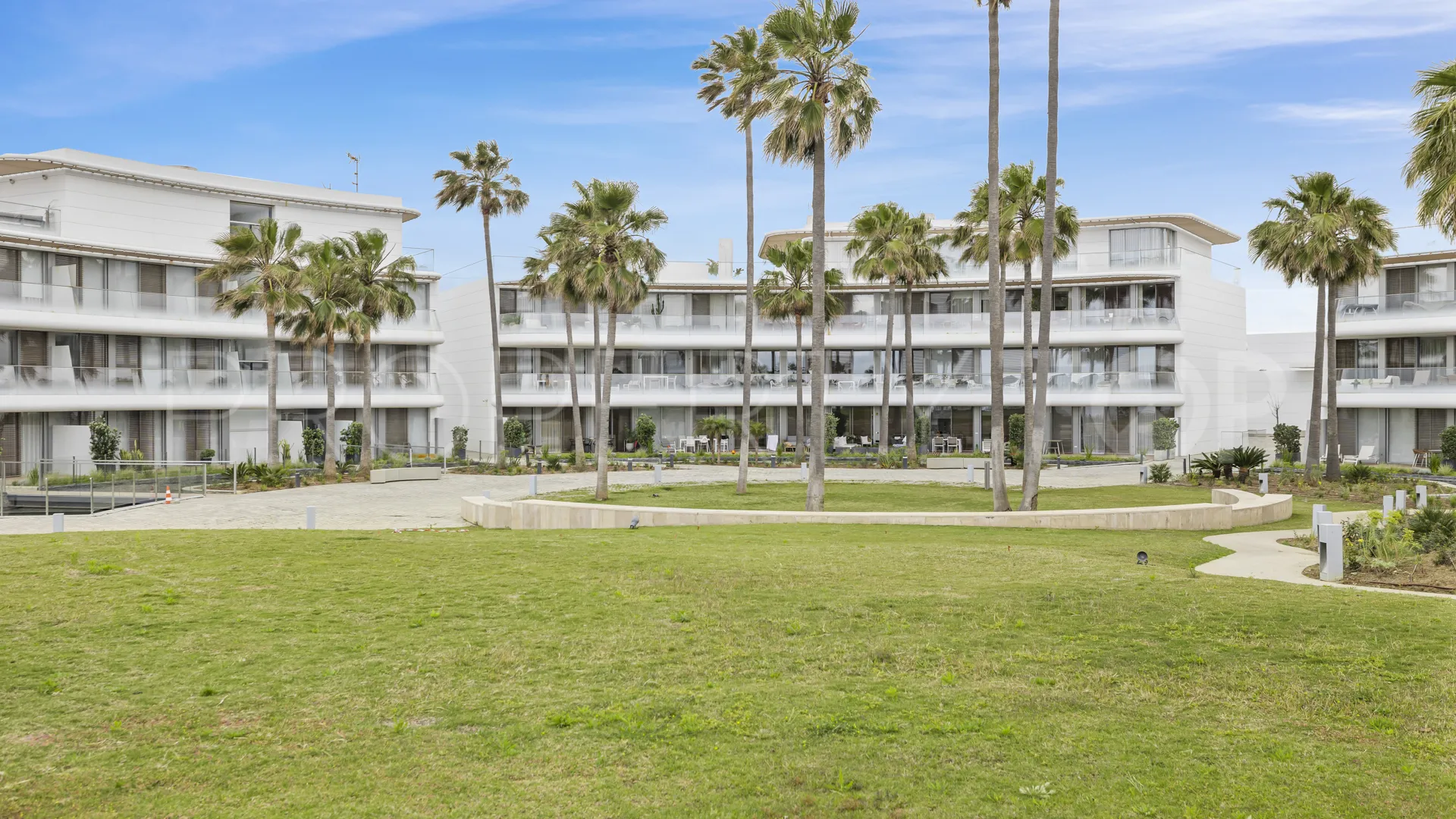 Comprar apartamento de 3 dormitorios en Estepona Oeste