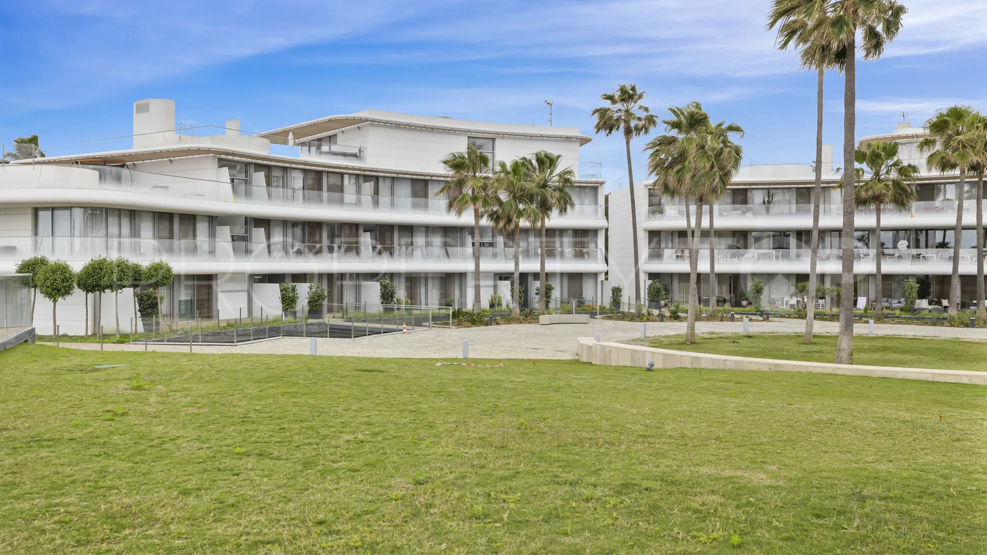 Comprar apartamento de 3 dormitorios en Estepona Oeste
